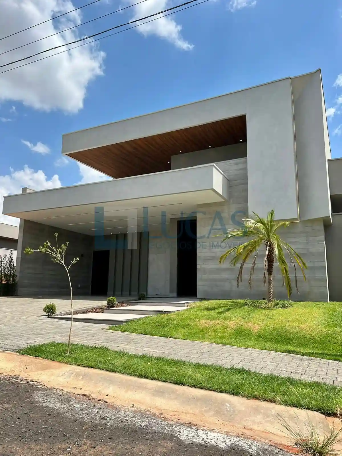 Casa de Condomínio com 3 quartos à venda, 220m² — foto 1 de 8