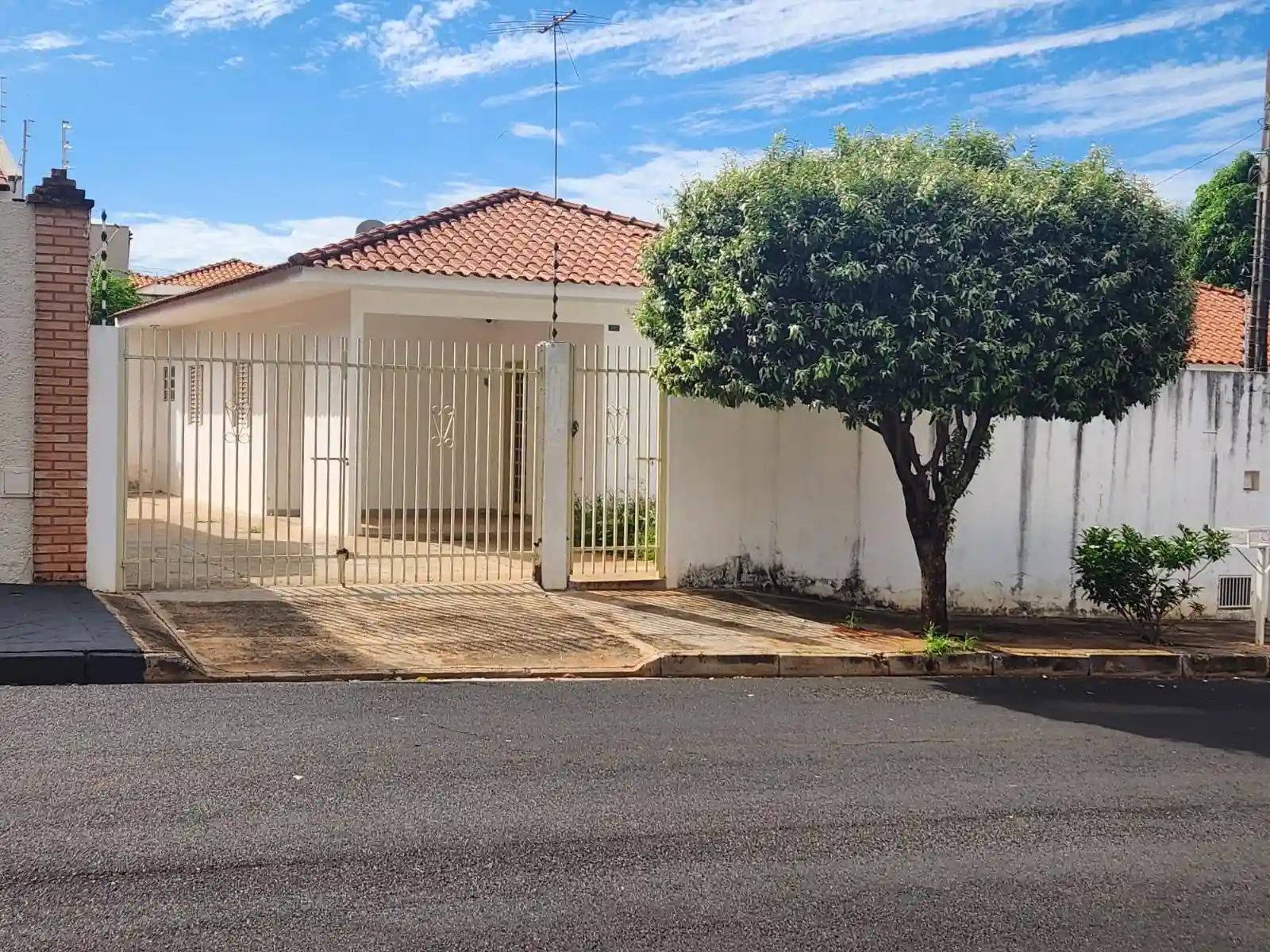 Casa com 3 quartos à venda, 360m² — foto 1 de 17