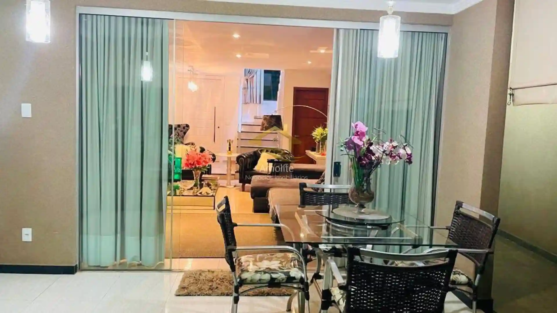 Casa de Condomínio com 3 quartos à venda, 230m² — foto 2 de 34