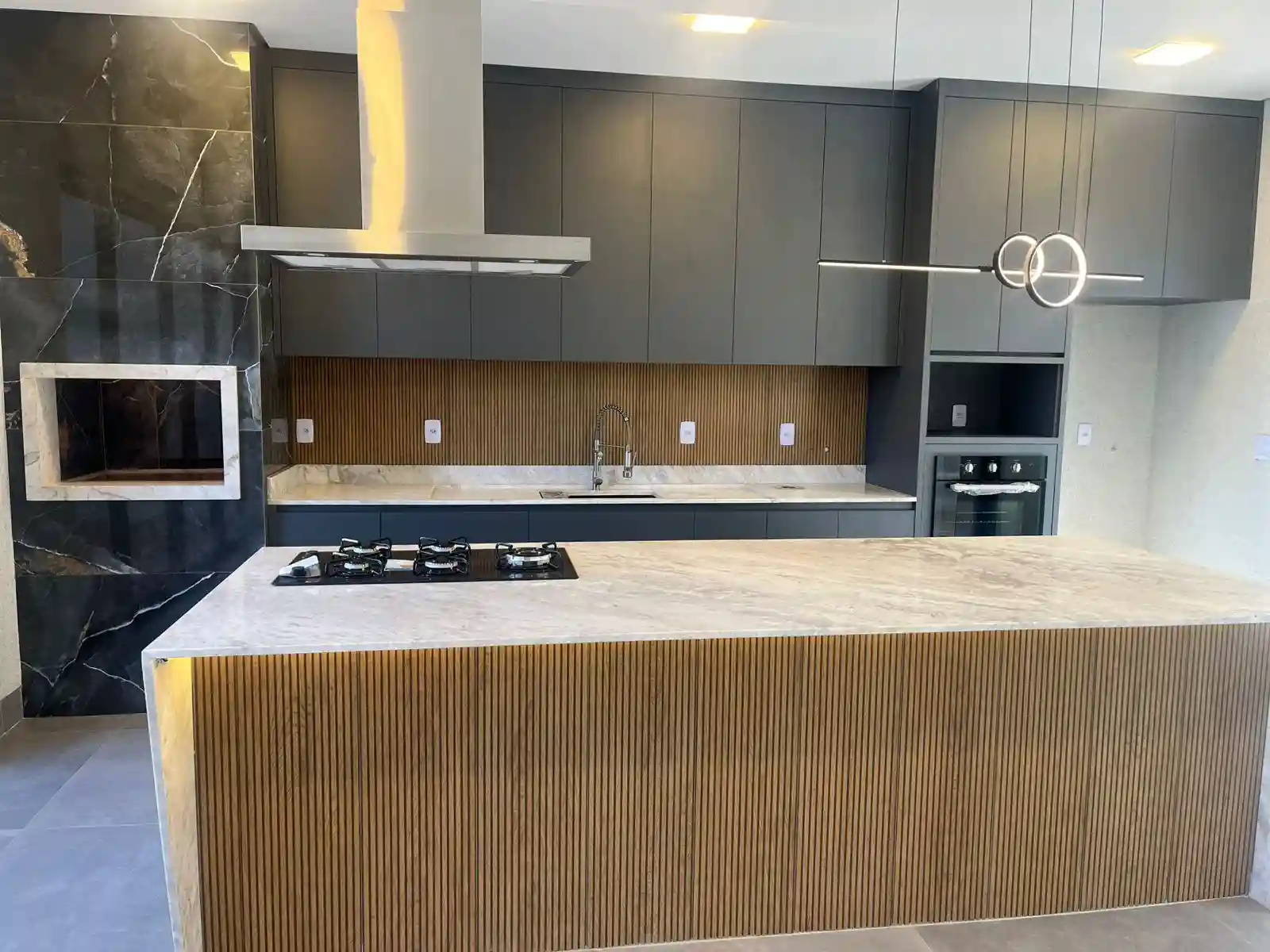 Casa de Condomínio com 3 quartos à venda, 275m² — foto 2 de 13