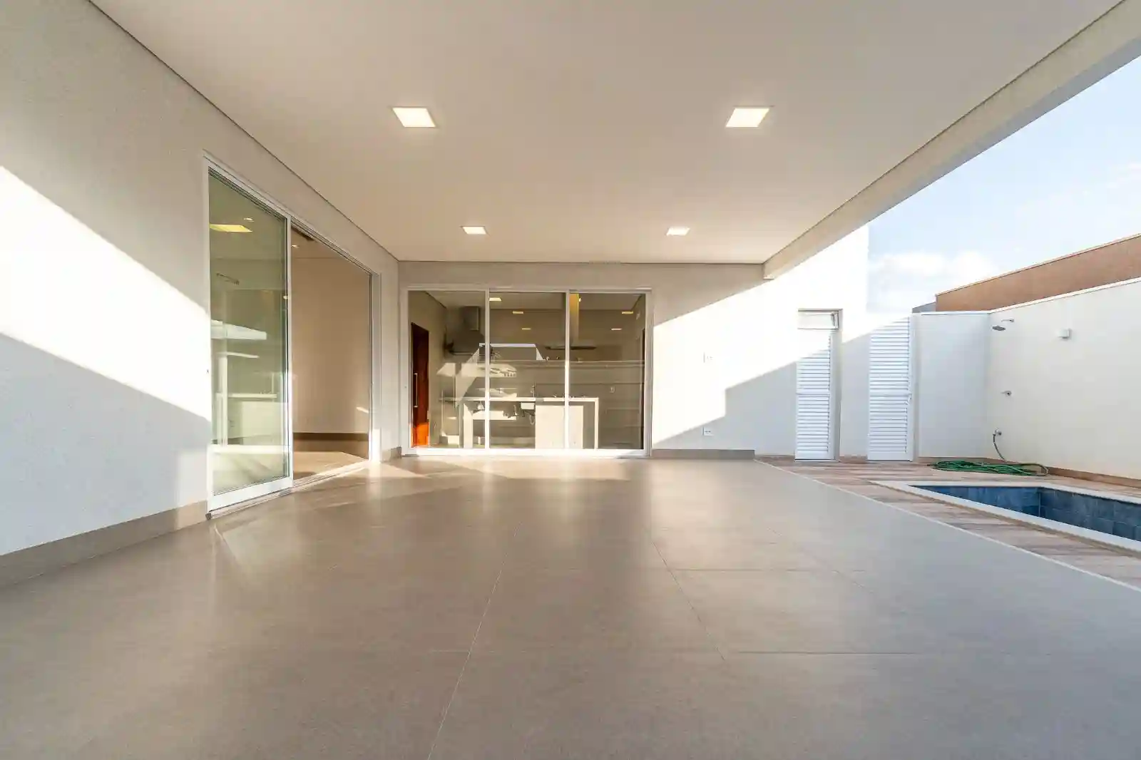 Casa de Condomínio com 3 quartos à venda, 300m² — foto 12 de 16