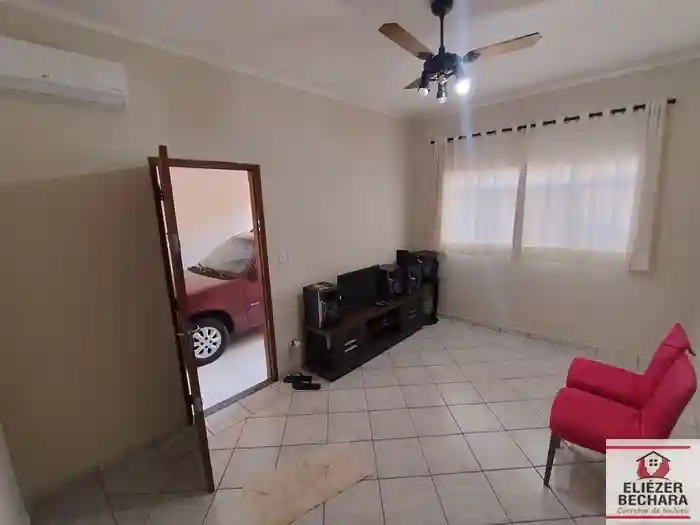 Casa com 3 quartos à venda, 220m² — foto 2 de 42