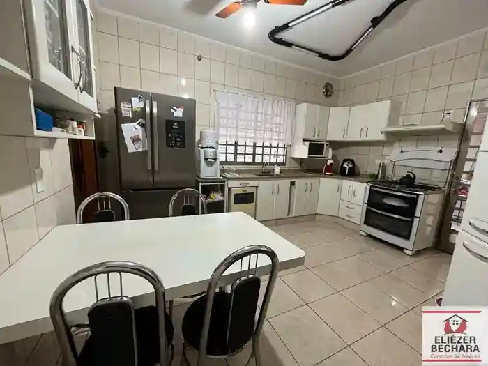 Casa com 3 quartos à venda, 220m² — foto 8 de 18
