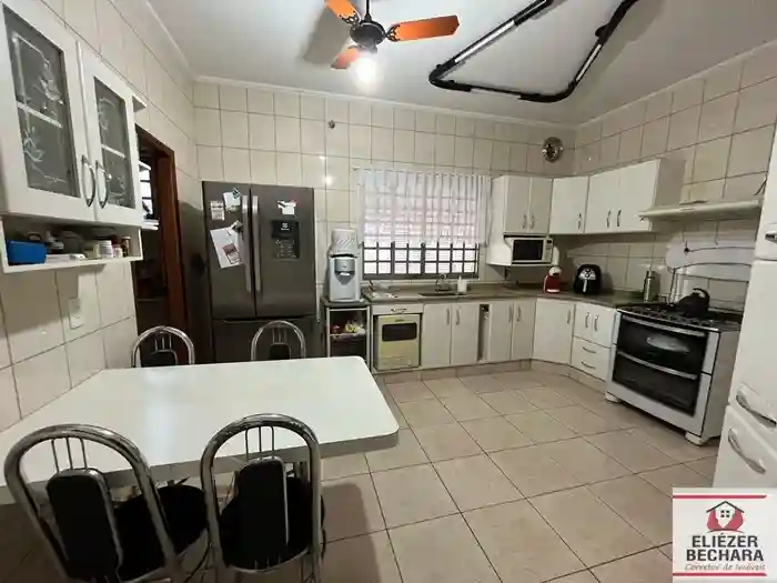 Casa com 3 quartos à venda, 220m² — foto 2 de 18