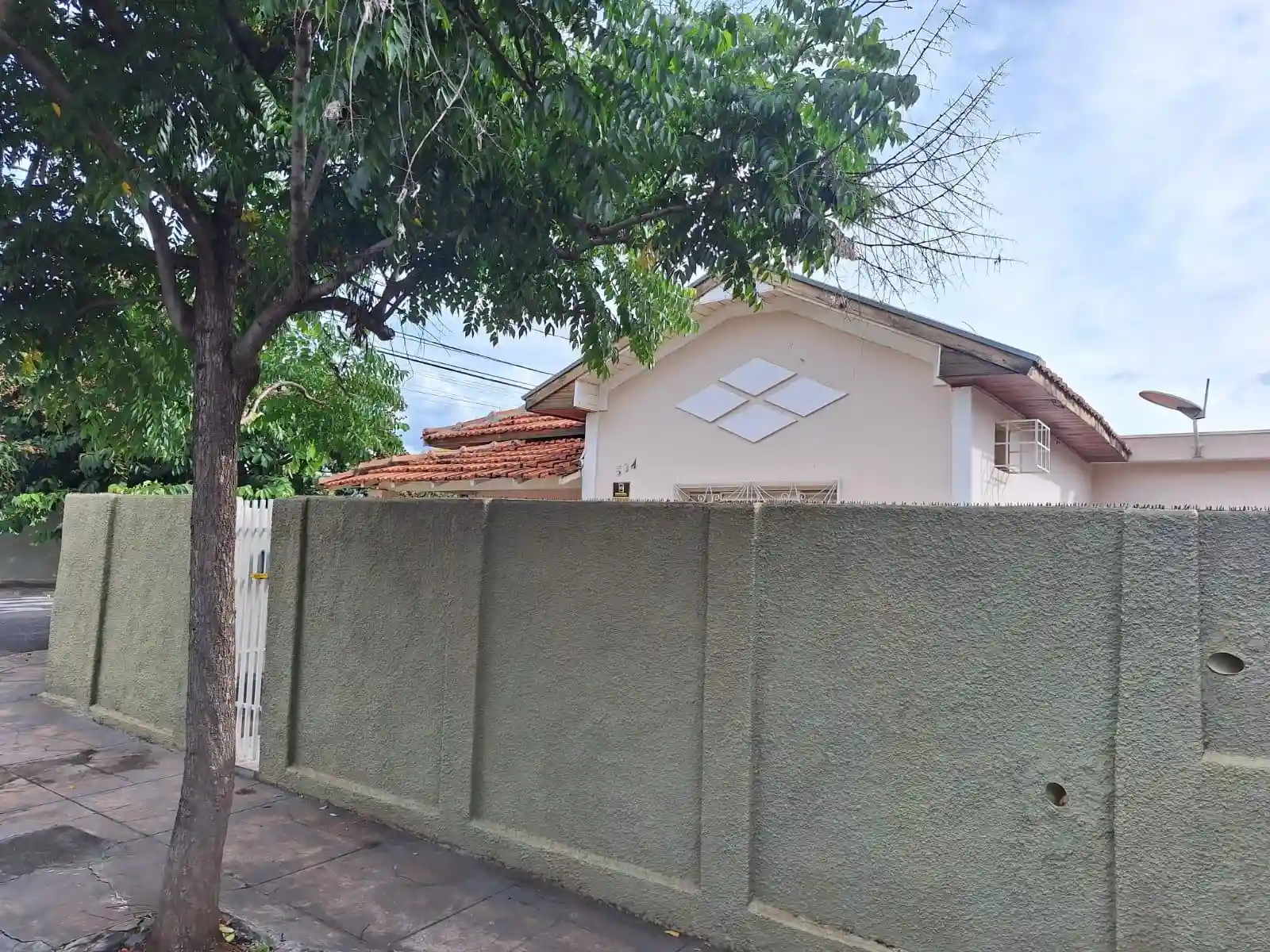 Casa com 3 quartos à venda, 242m² — foto 2 de 11