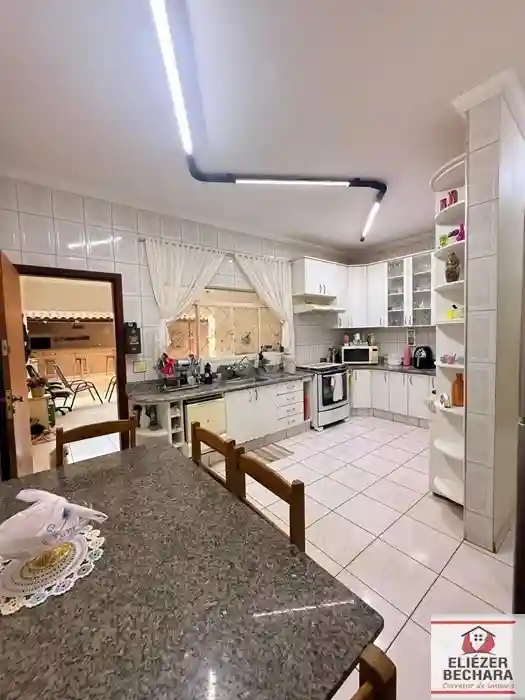 Casa com 3 quartos à venda, 280m² — foto 18 de 35