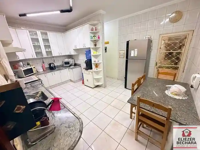 Casa com 3 quartos à venda, 280m² — foto 2 de 35