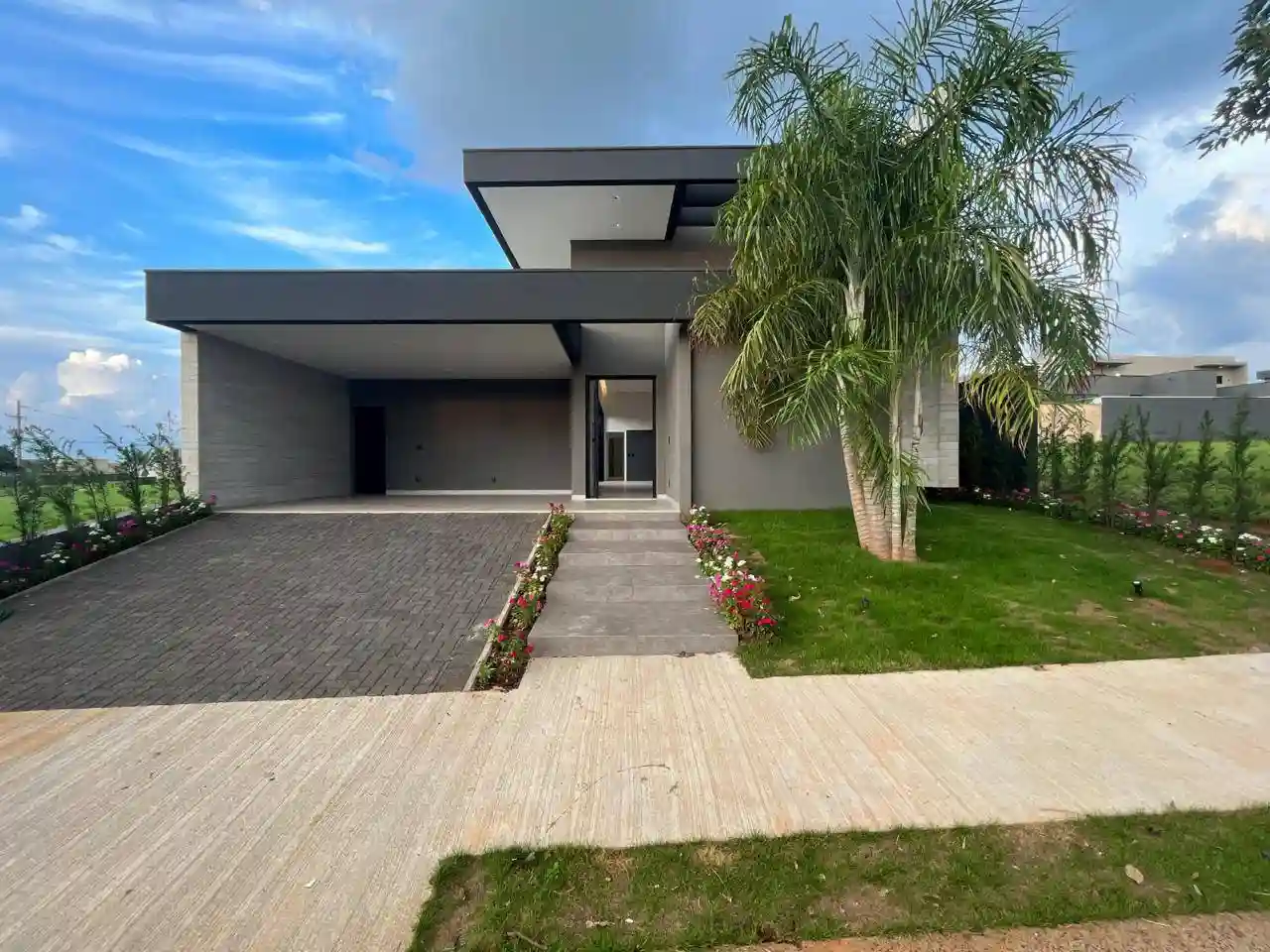 Casa de Condomínio com 3 quartos à venda, 223m² — foto 1 de 23