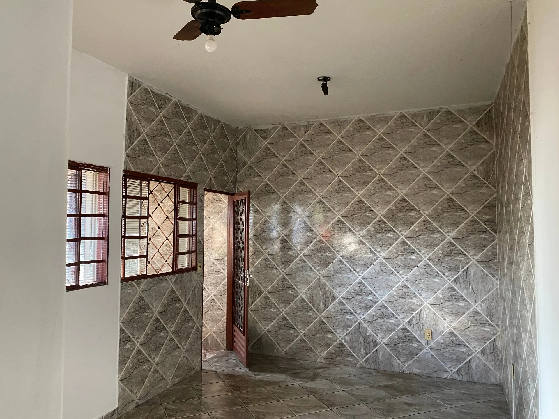 Casa com 1 quarto para aluguel, 50m² — foto 1 de 18