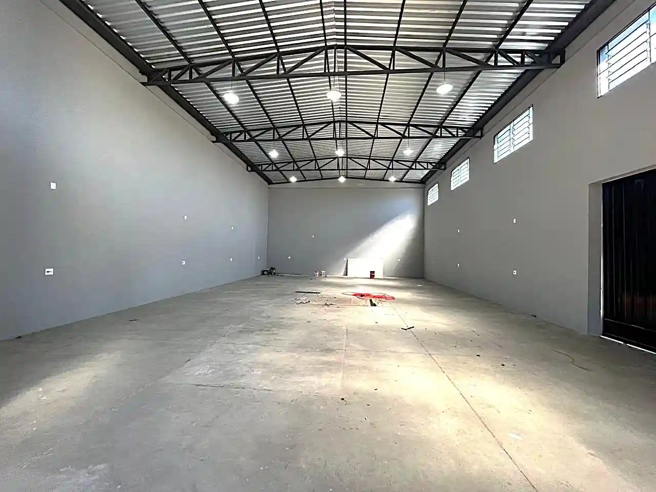 Galpão / Depósito / Armazém  à venda, 300m² — foto 3 de 8