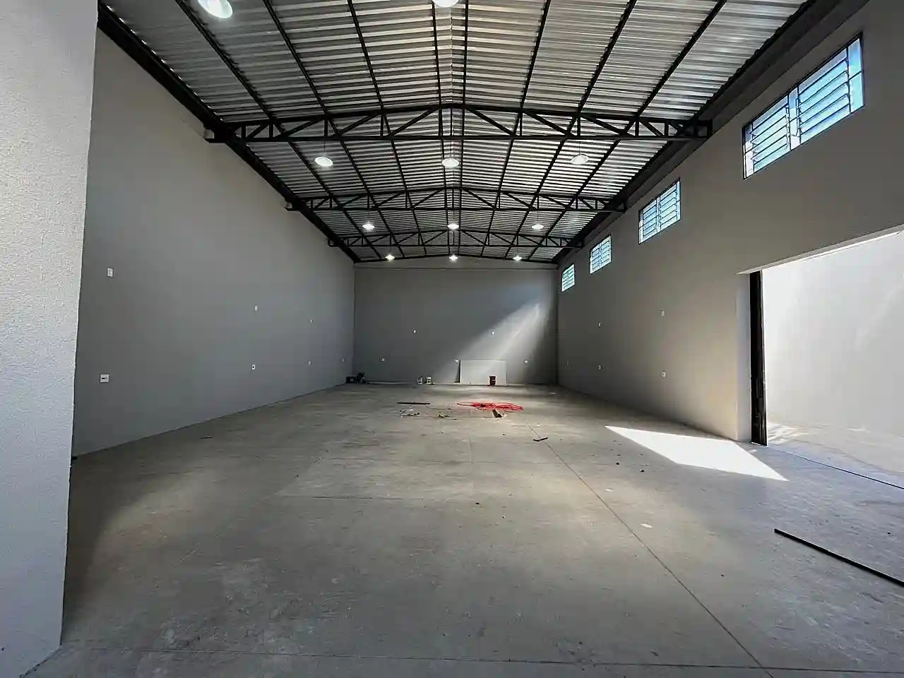 Galpão / Depósito / Armazém  à venda, 300m² — foto 4 de 8