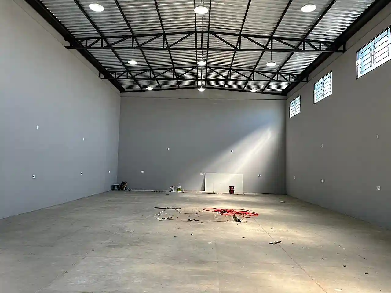 Galpão / Depósito / Armazém  à venda, 300m² — foto 2 de 8