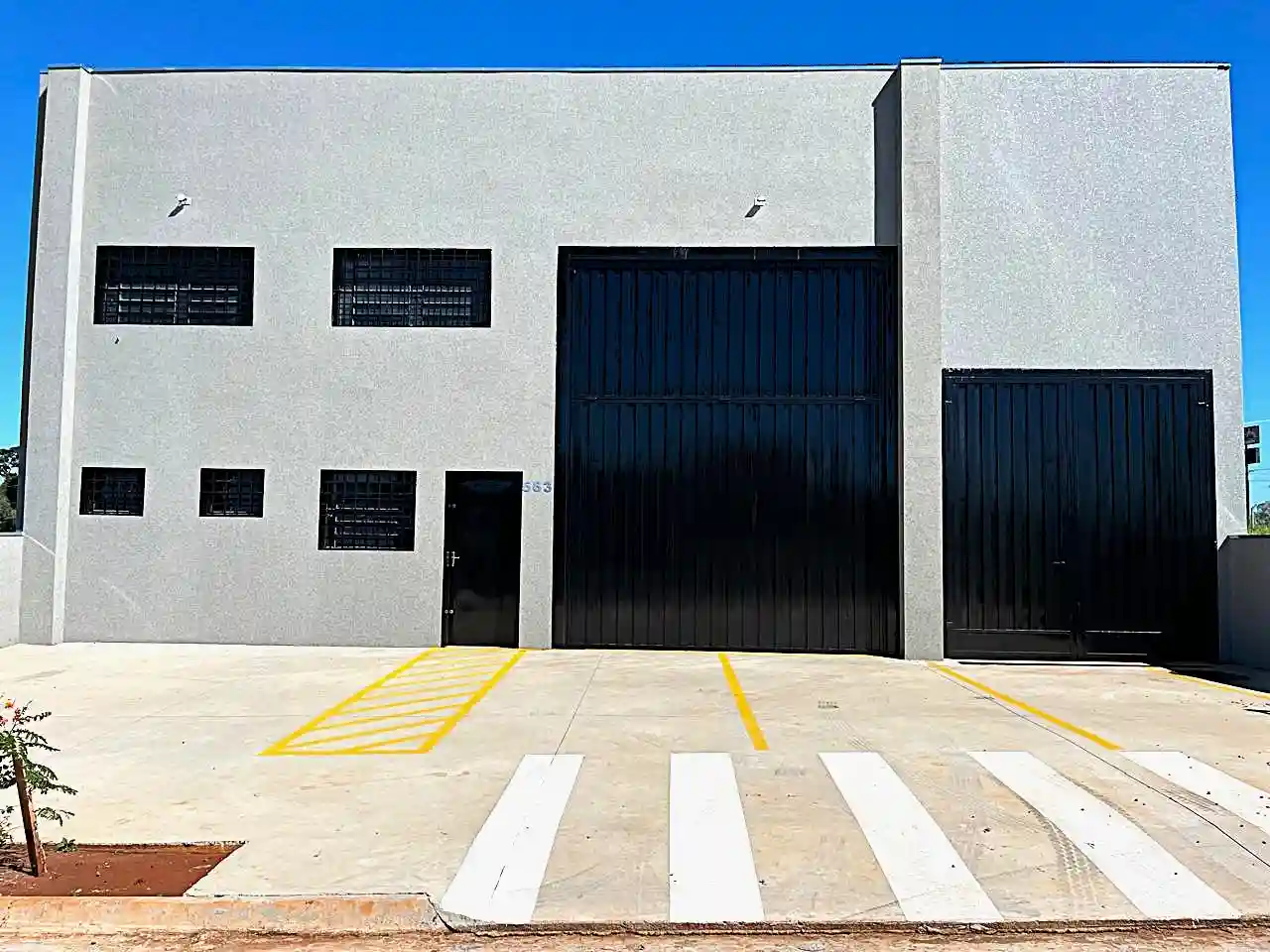 Galpão / Depósito / Armazém  à venda, 300m² — foto 1 de 8