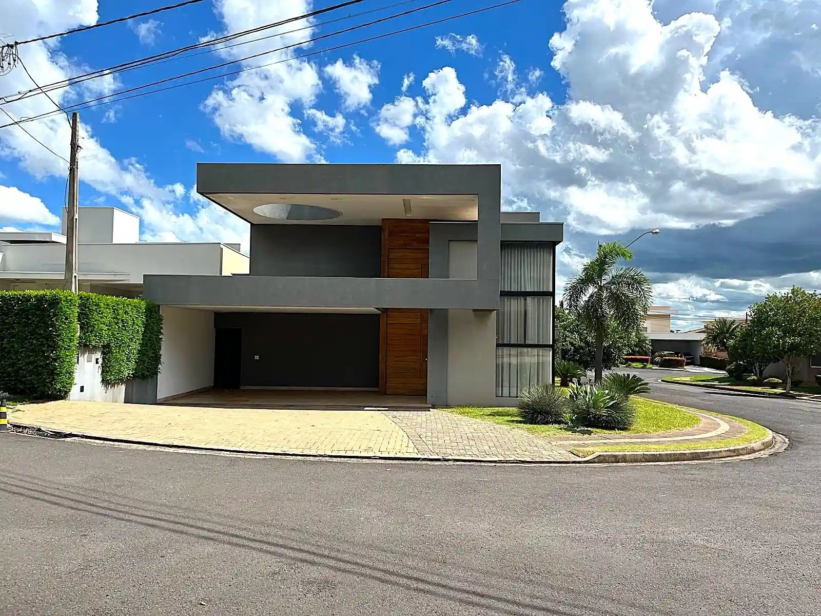 Casa de Condomínio com 3 quartos à venda, 220m² — foto 2 de 19