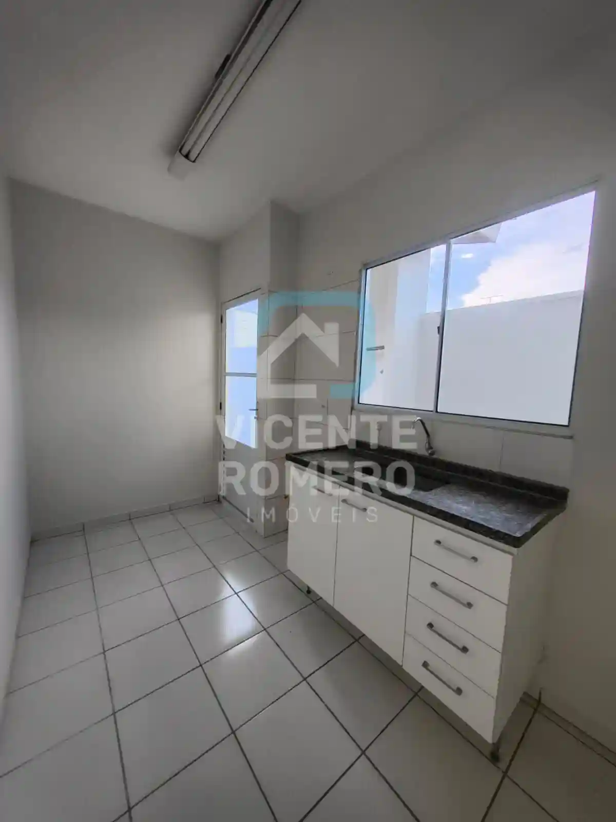 Casa de Condomínio com 2 quartos para aluguel, 90m² — foto 2 de 11