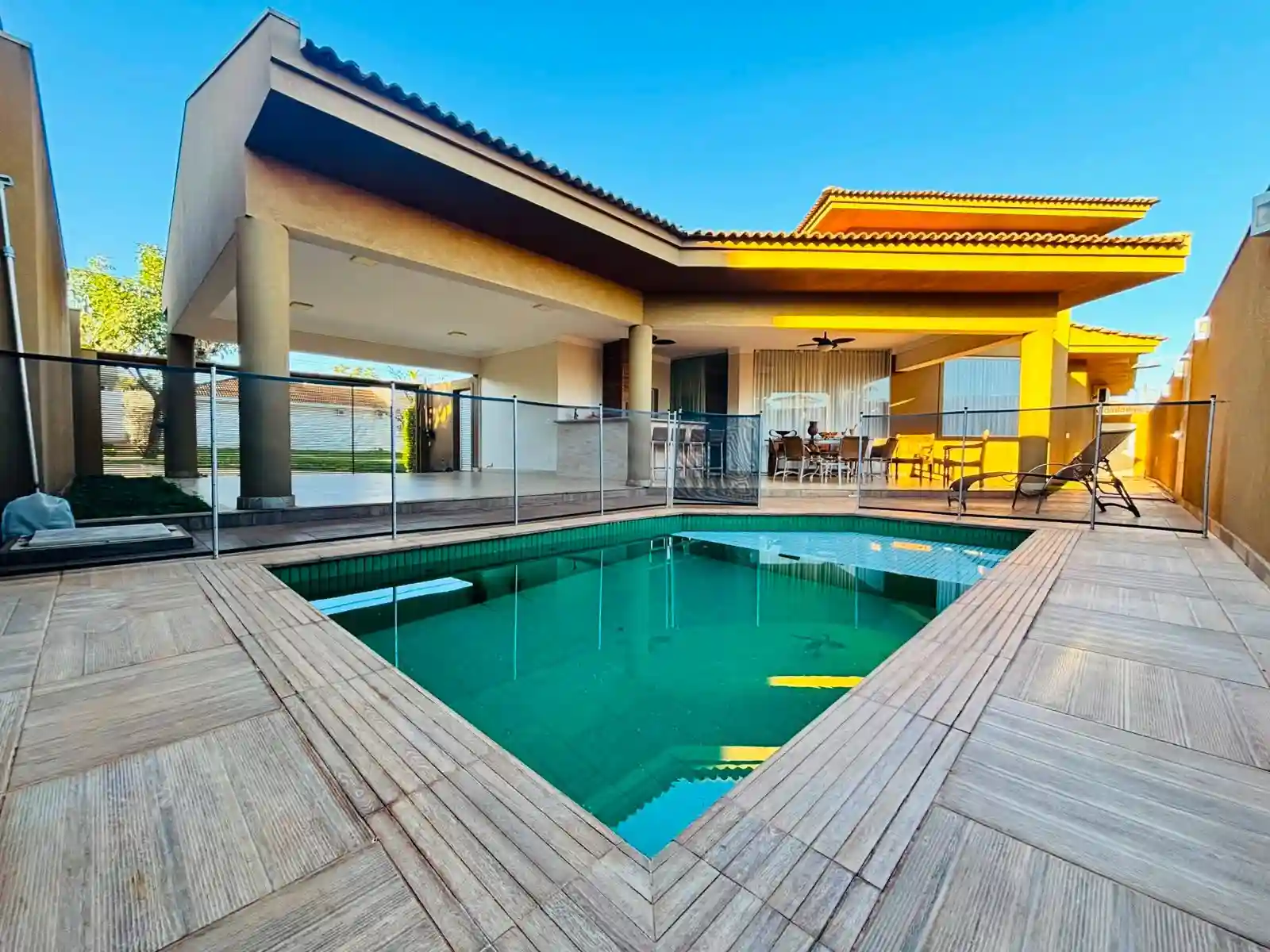 Casa de Condomínio com 3 quartos à venda, 256m² — foto 2 de 42