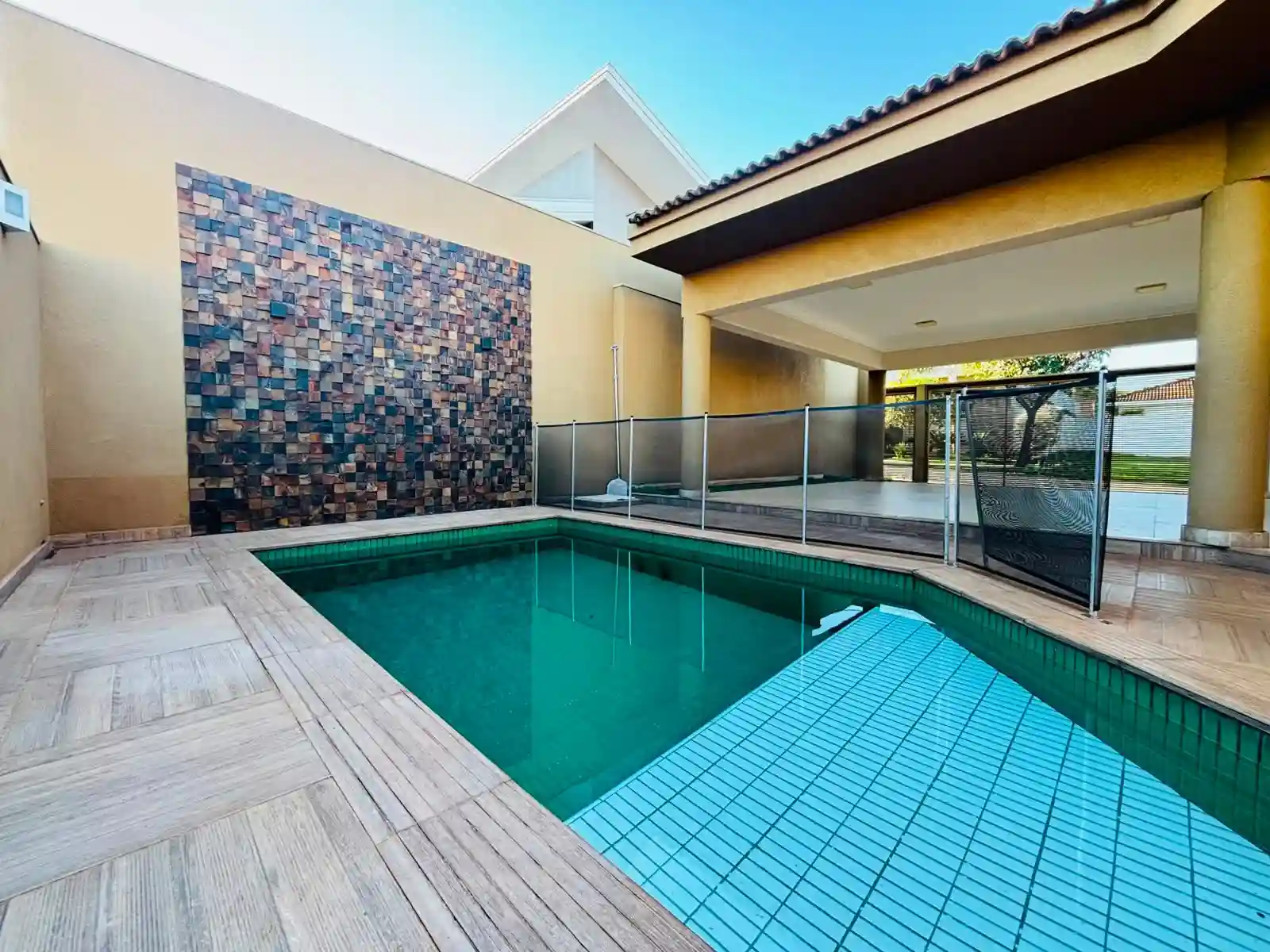 Casa de Condomínio com 3 quartos à venda, 256m² — foto 1 de 42
