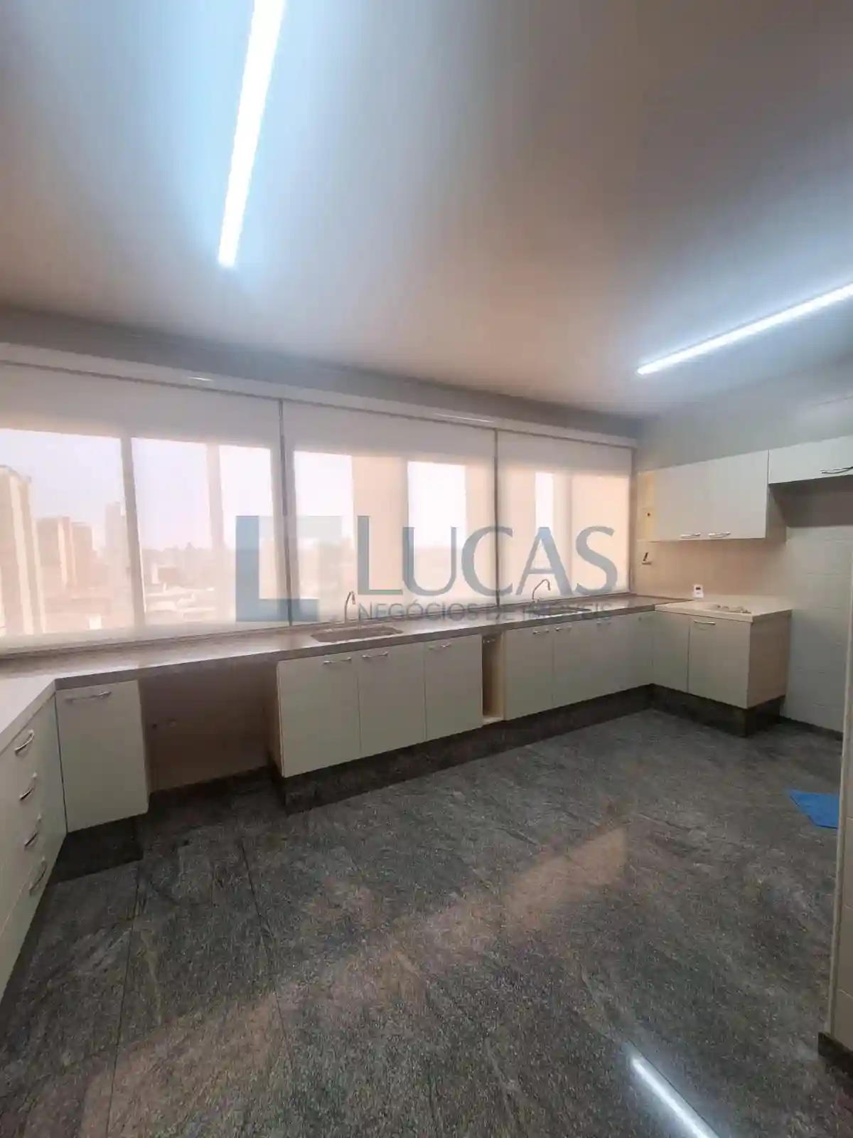 Apartamento com 4 quartos para aluguel, 300m² — foto 24 de 26