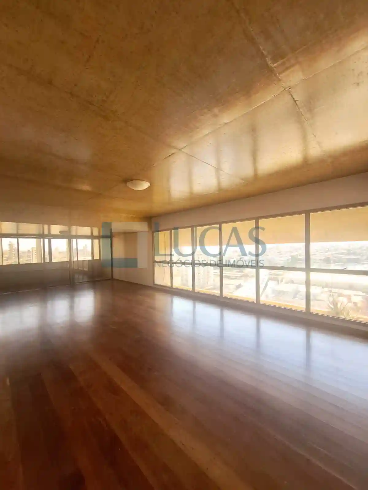Apartamento com 4 quartos para aluguel, 300m² — foto 2 de 26