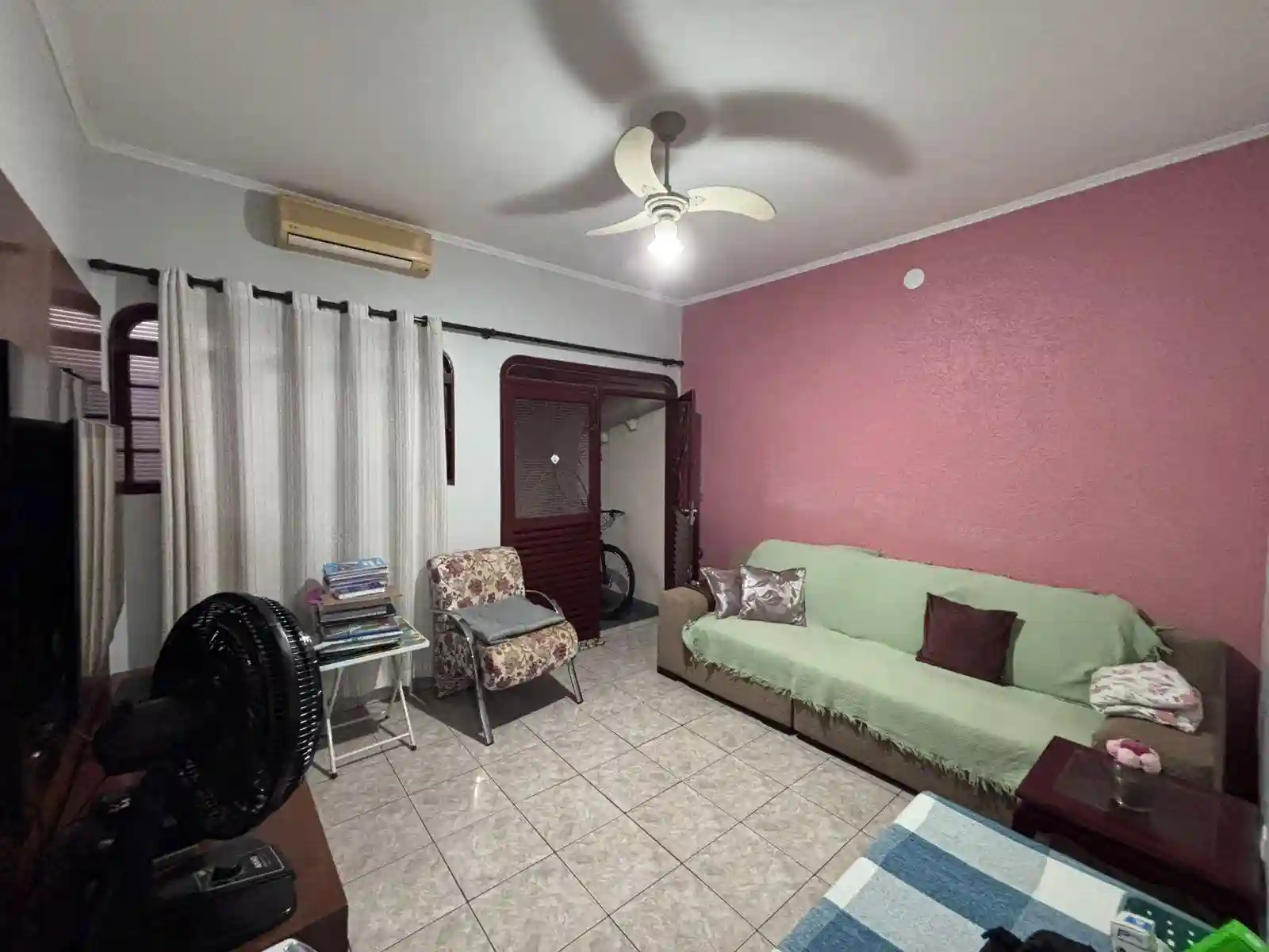 Casa com 3 quartos à venda, 203m² — foto 2 de 23