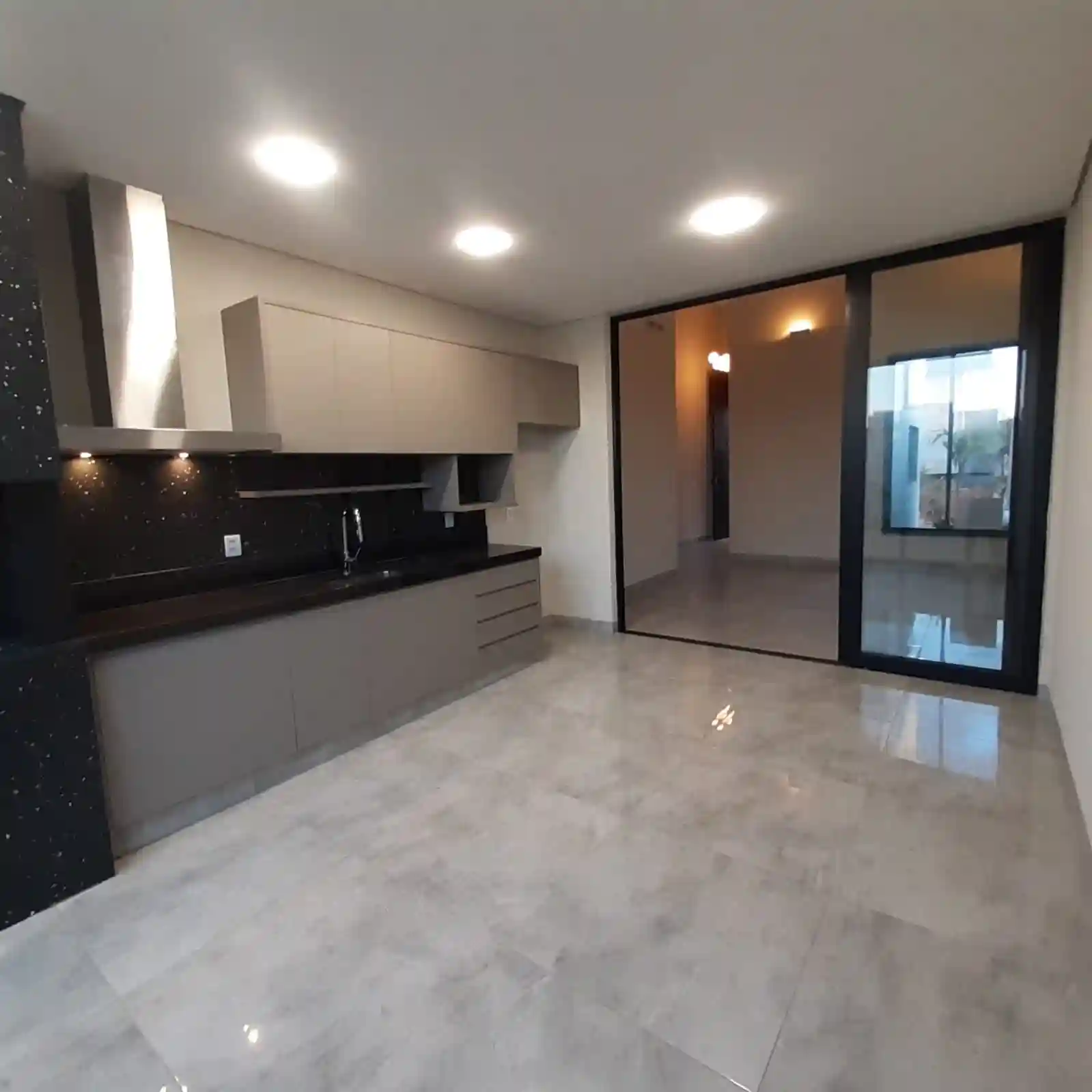 Casa de Condomínio com 3 quartos à venda, 253m² — foto 2 de 10
