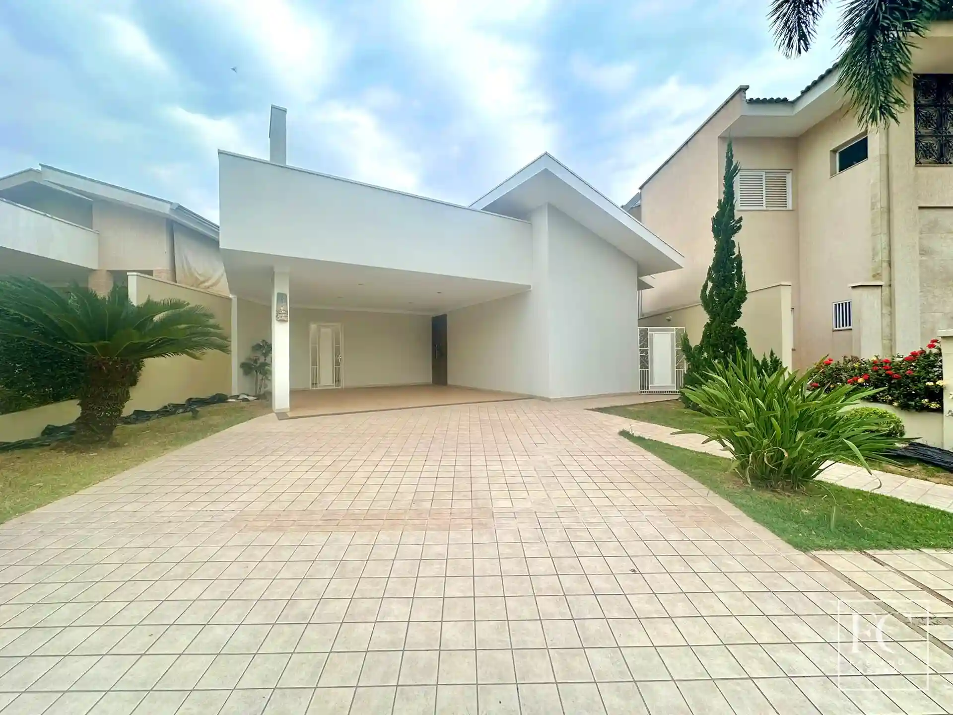 Casa de Condomínio com 3 quartos à venda, 220m² — foto 1 de 18