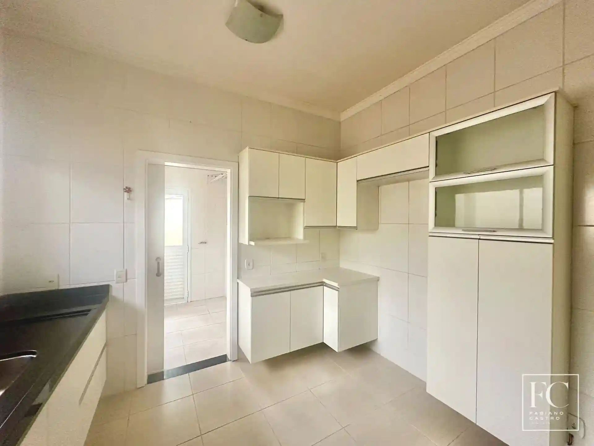 Casa de Condomínio com 3 quartos à venda, 220m² — foto 9 de 18