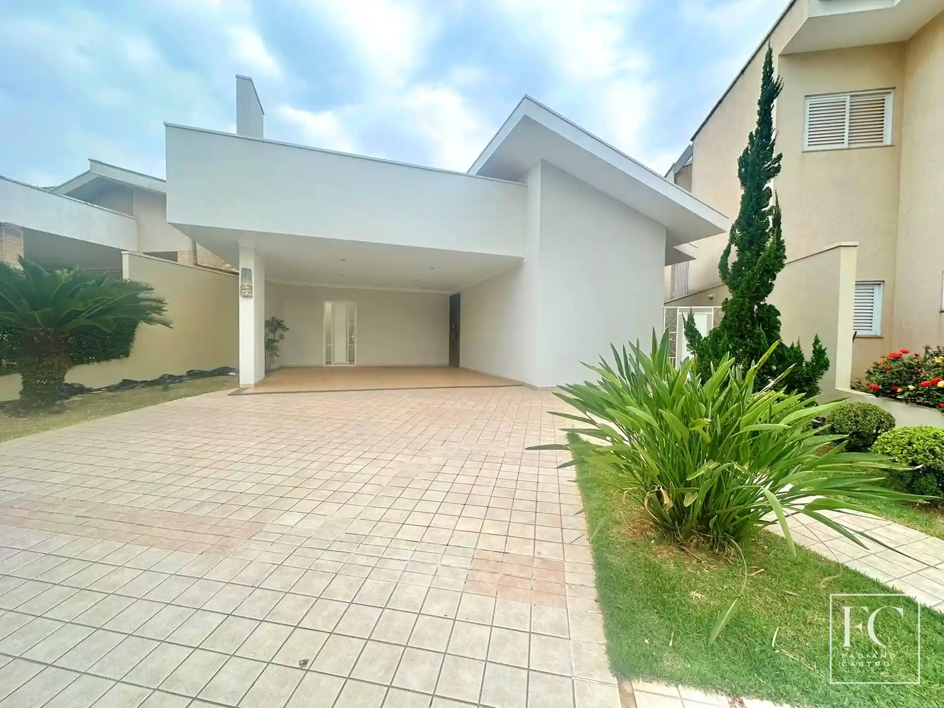Casa de Condomínio com 3 quartos à venda, 220m² — foto 2 de 18