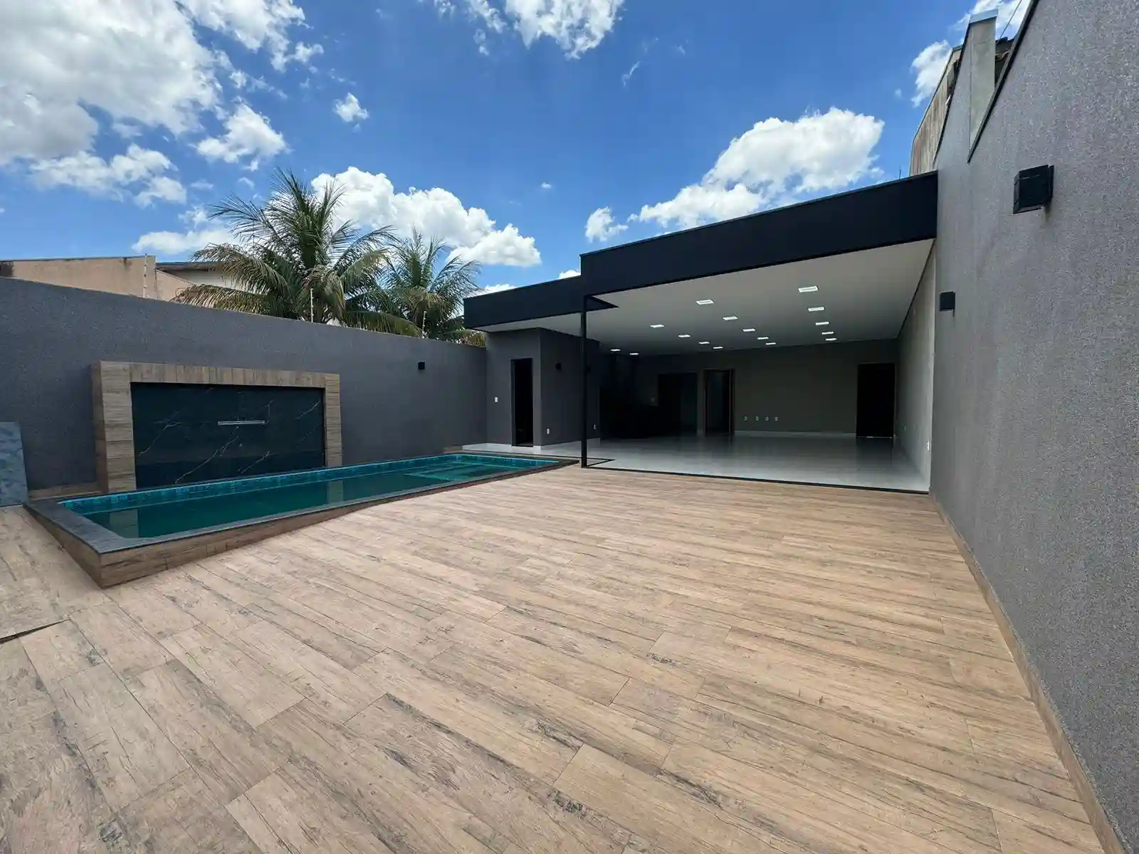 Casa com 3 quartos à venda, 300m² — foto 1 de 19