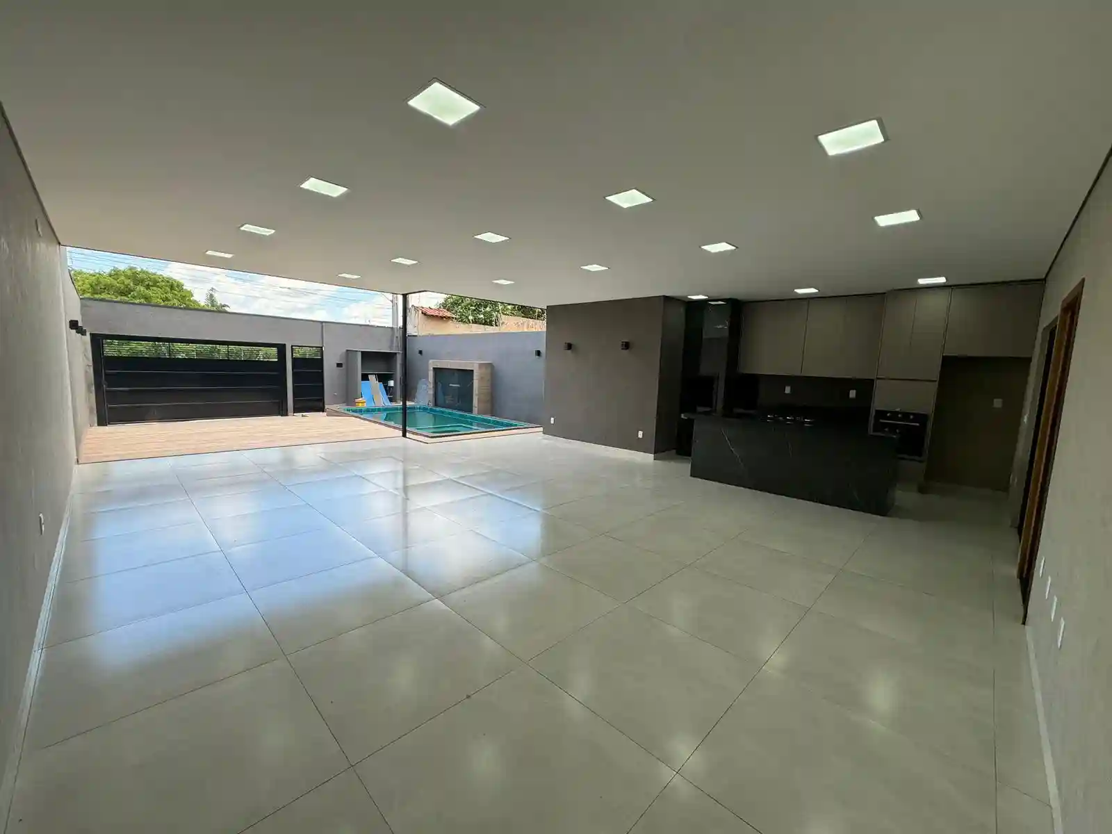 Casa com 3 quartos à venda, 300m² — foto 2 de 19
