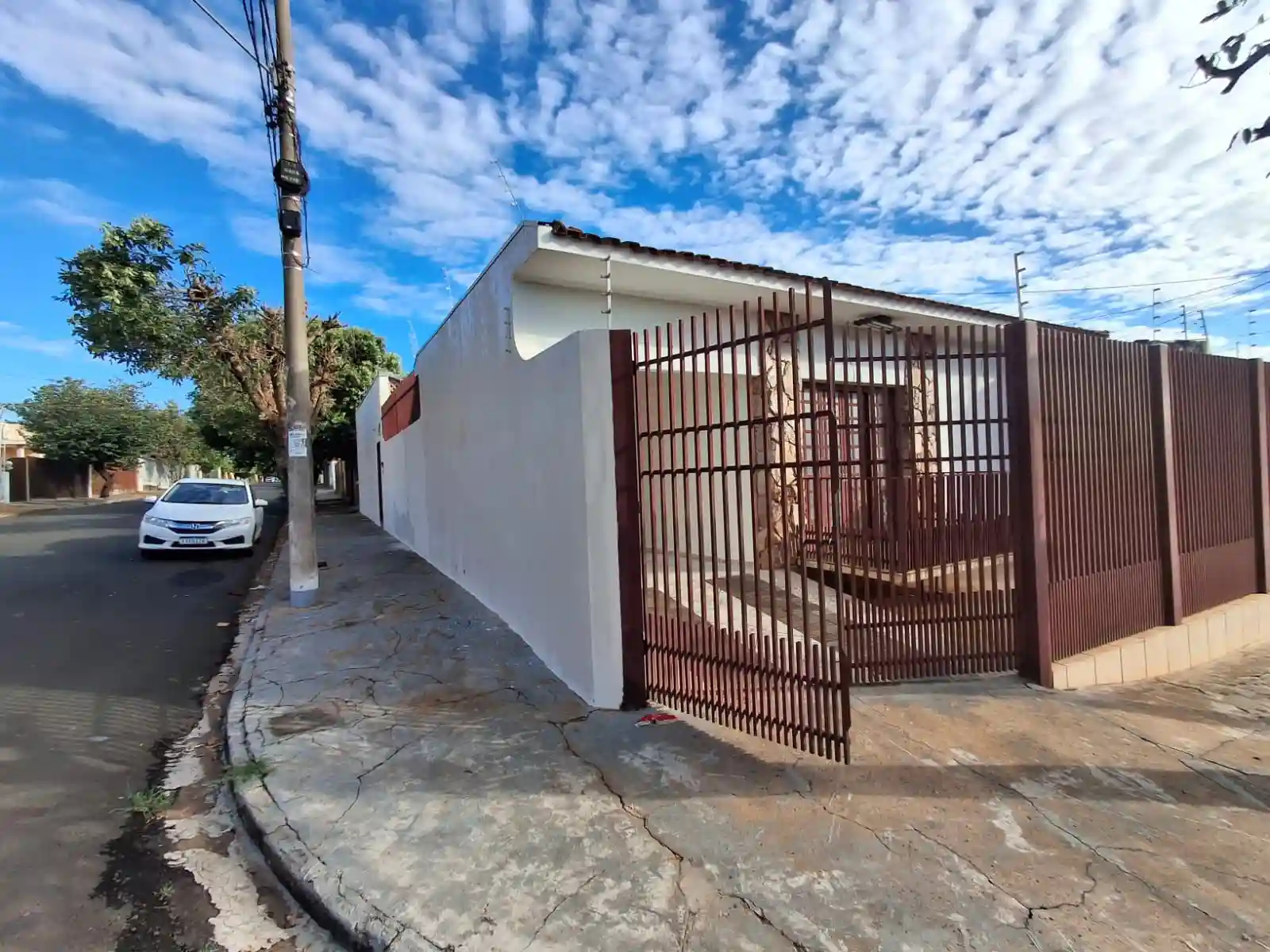 Casa com 3 quartos para aluguel, 180m² — foto 1 de 18