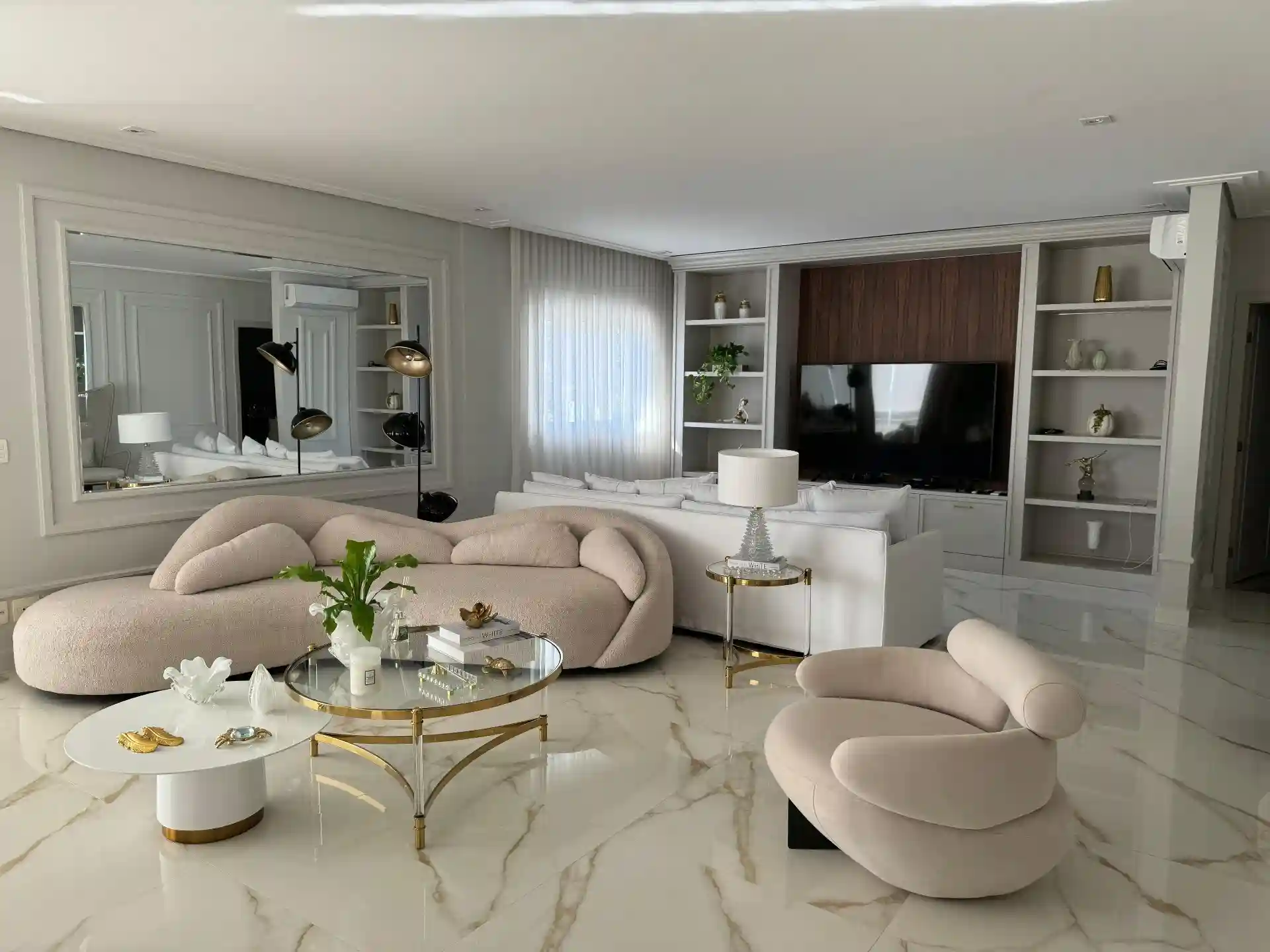 Apartamento com 4 quartos à venda, 300m² — foto 1 de 11