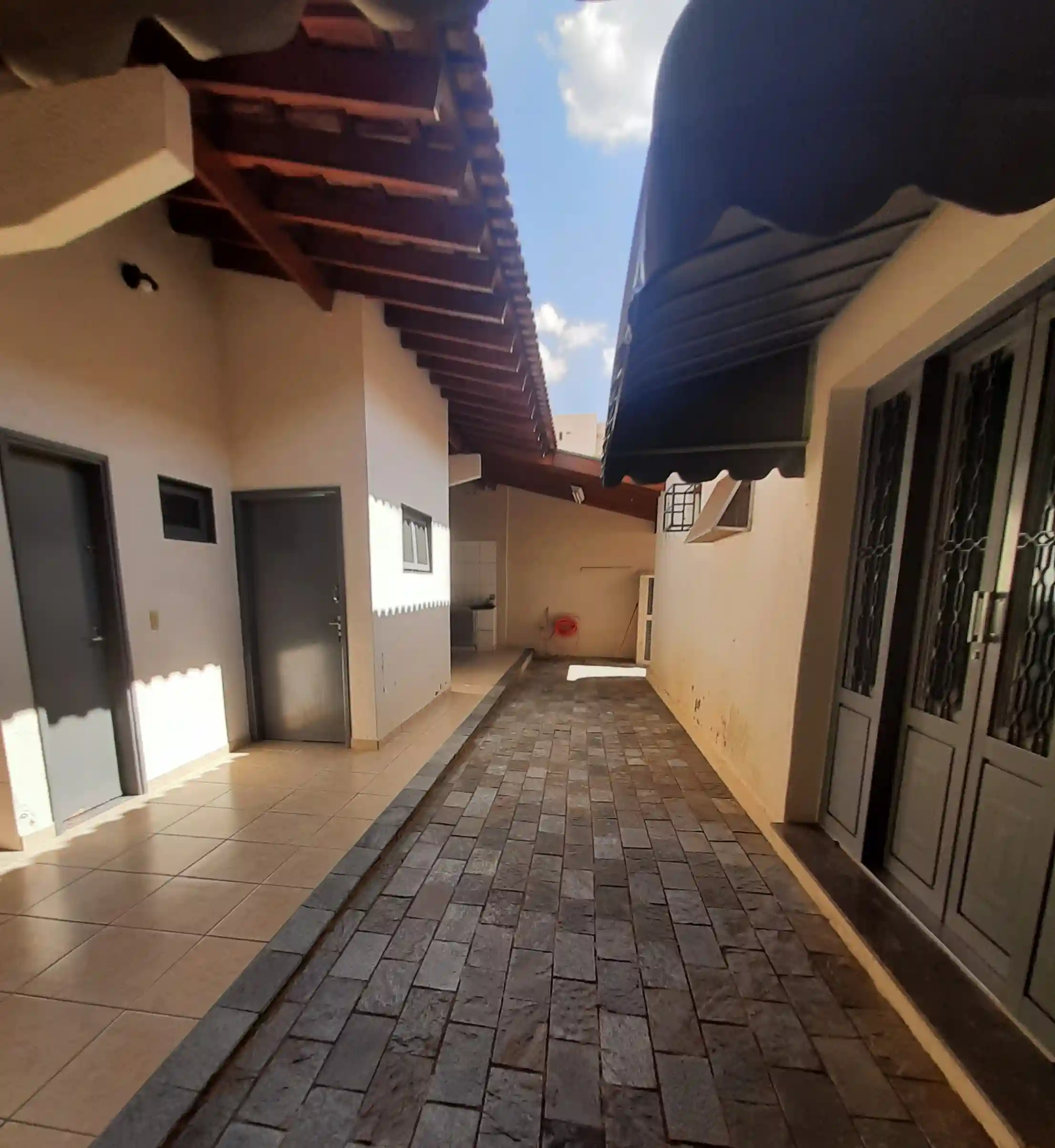 Casa com 3 quartos para aluguel, 350m² — foto 3 de 13