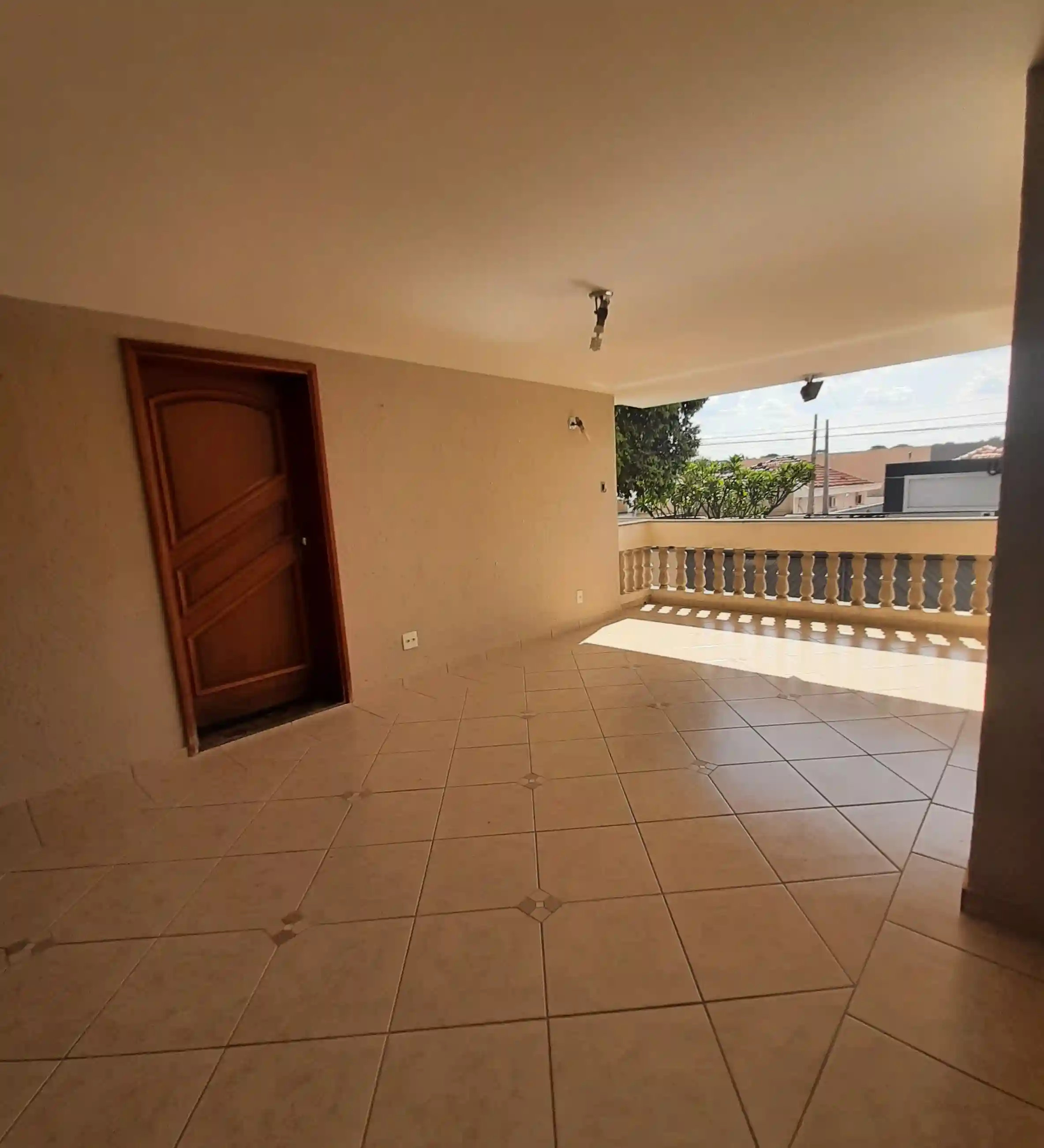 Casa com 3 quartos para aluguel, 350m² — foto 1 de 13