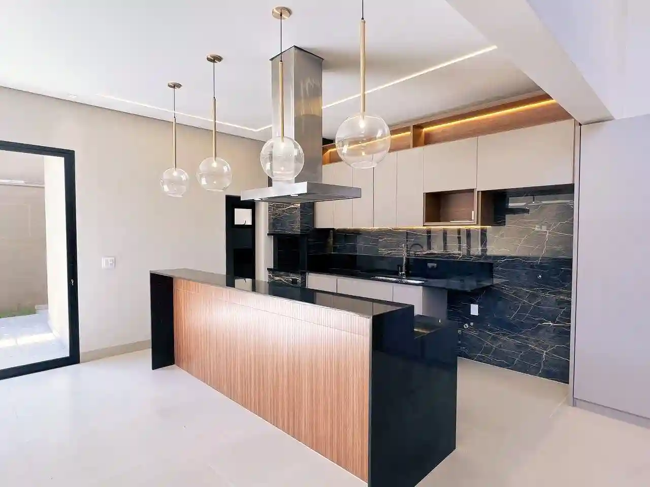 Casa de Condomínio com 4 quartos à venda, 249m² — foto 3 de 26