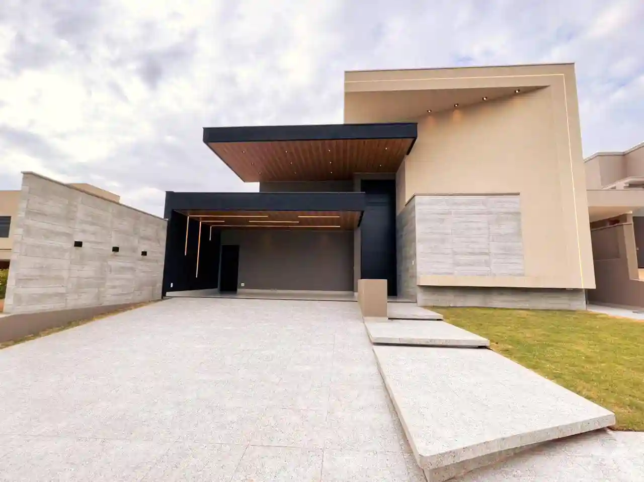 Casa de Condomínio com 4 quartos à venda, 249m² — foto 1 de 26