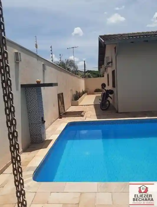Casa com 3 quartos à venda, 256m² — foto 2 de 29