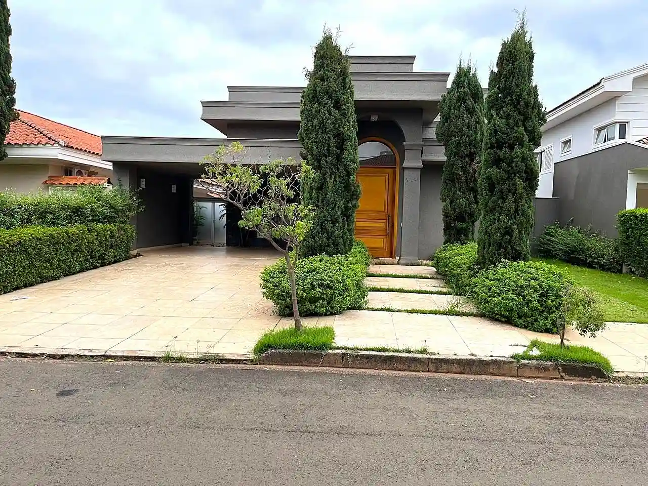 Casa de Condomínio com 3 quartos para aluguel, 300m² — foto 1 de 15