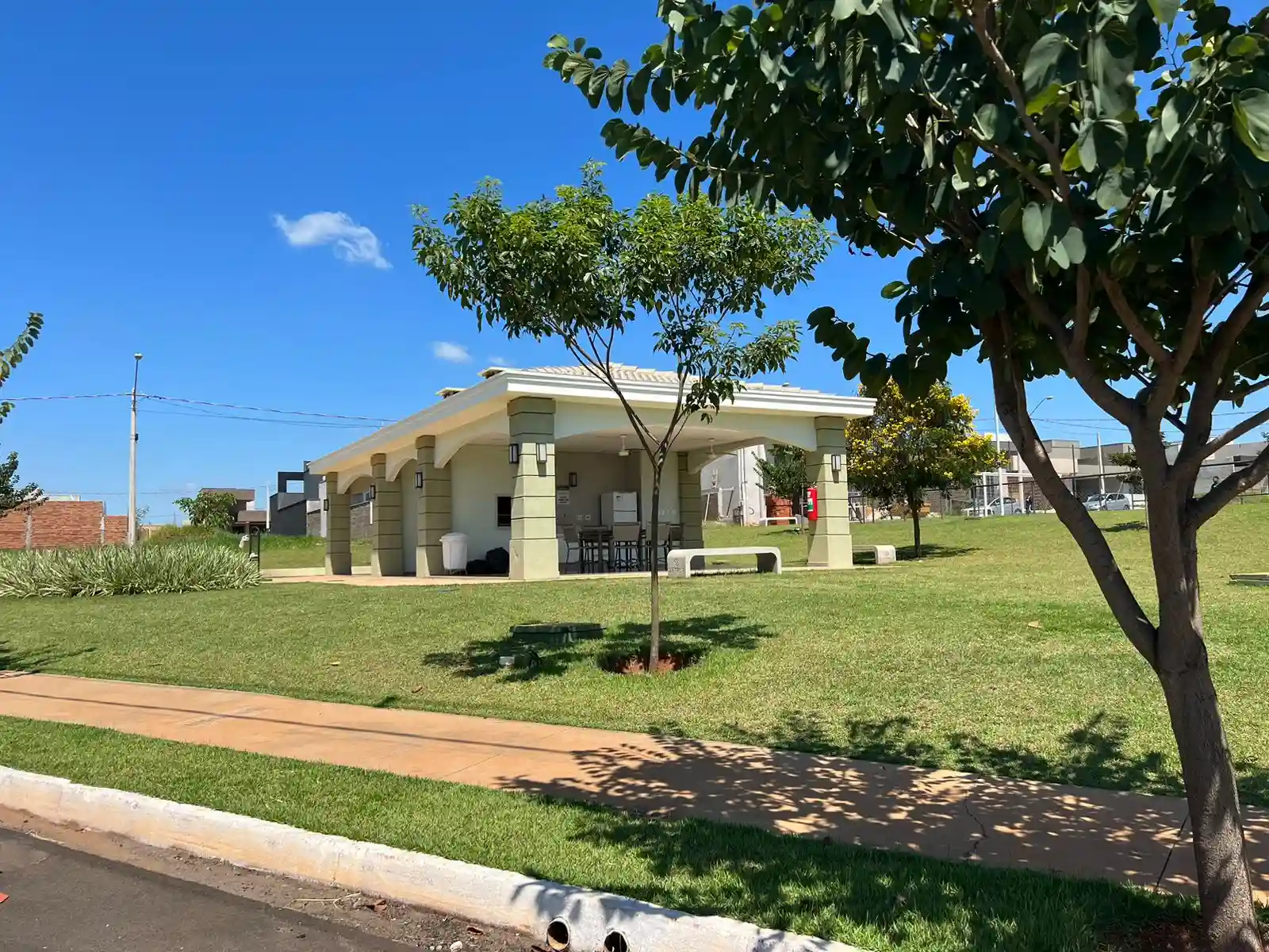 Terreno / Lote / Condomínio  à venda, 253m² — foto 4 de 5