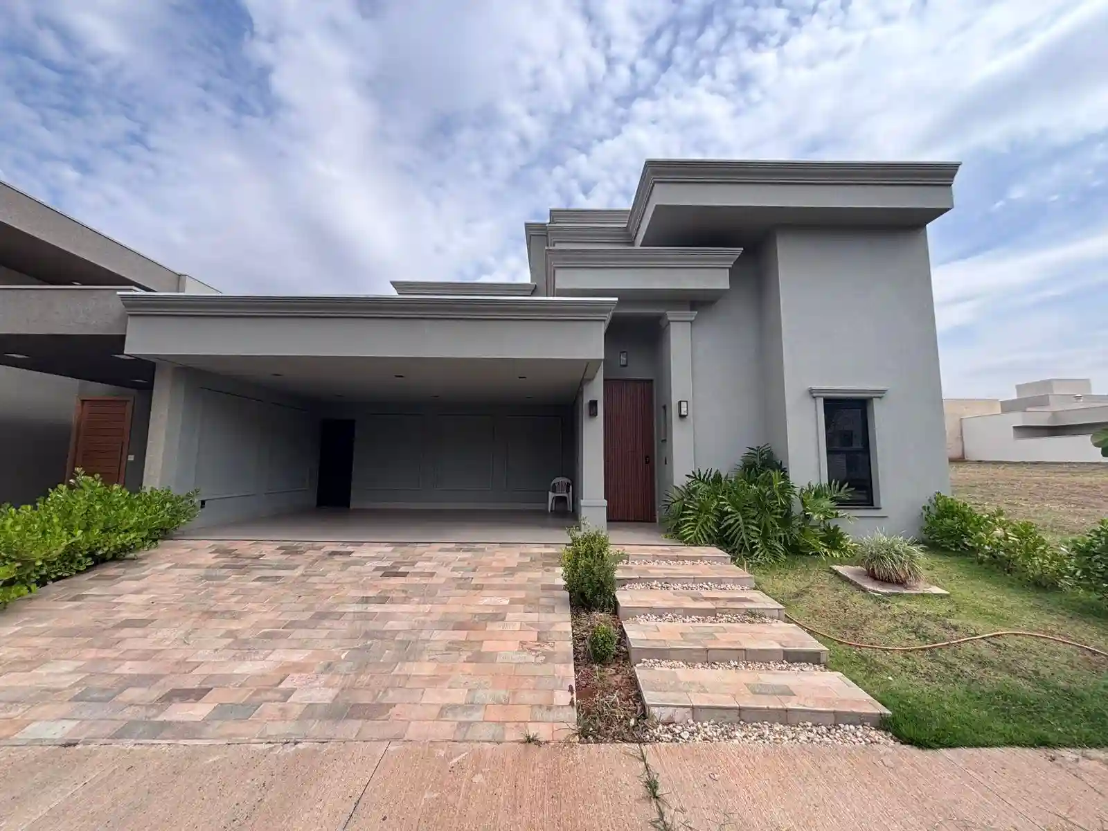 Casa de Condomínio com 4 quartos à venda, 360m² — foto 1 de 43