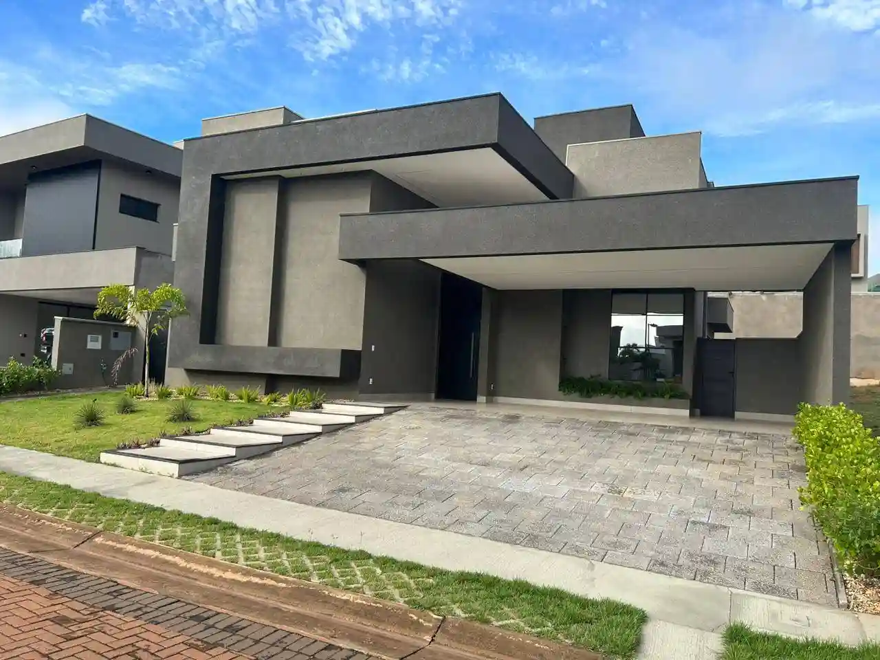 Casa de Condomínio com 4 quartos para aluguel, 430m² — foto 1 de 50