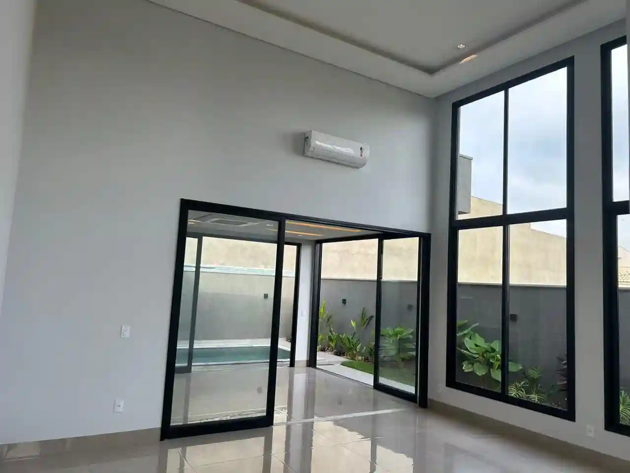 Casa de Condomínio com 4 quartos para aluguel, 430m² — foto 7 de 50