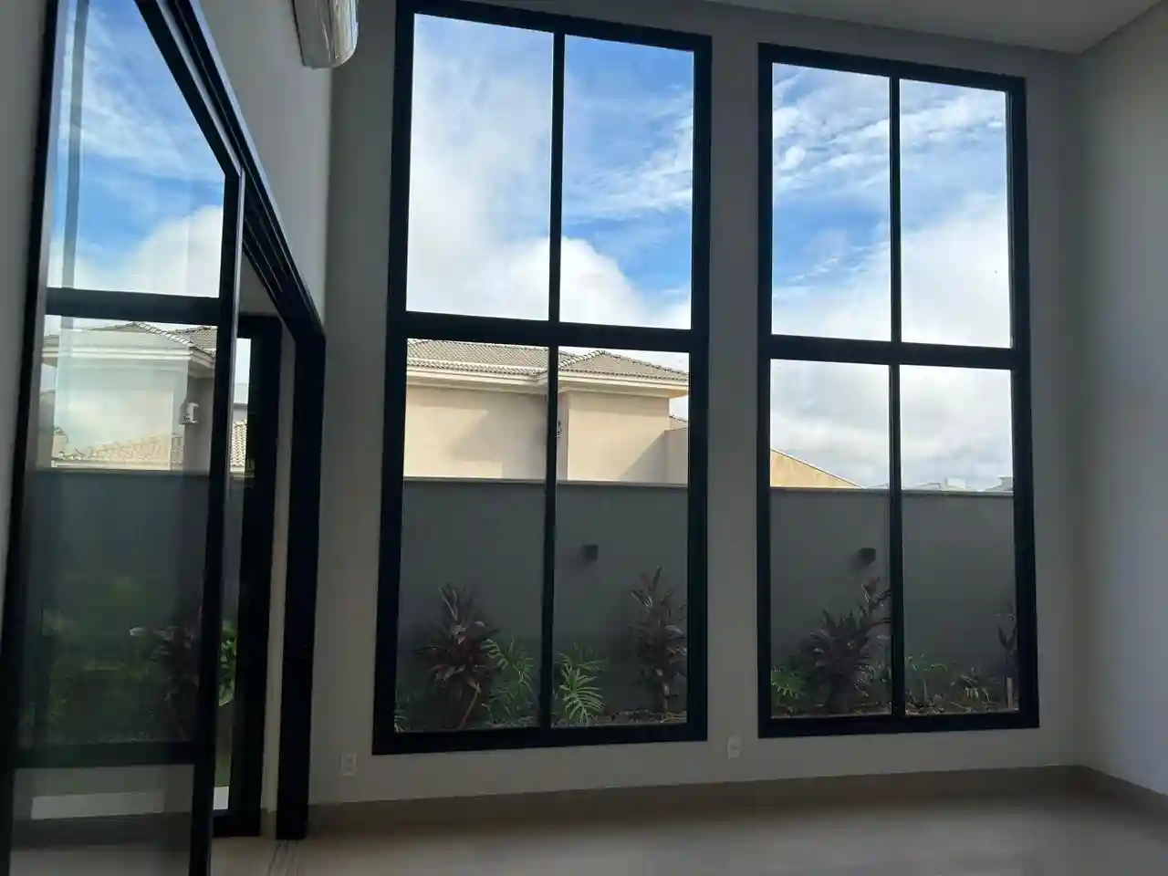 Casa de Condomínio com 4 quartos para aluguel, 430m² — foto 8 de 50