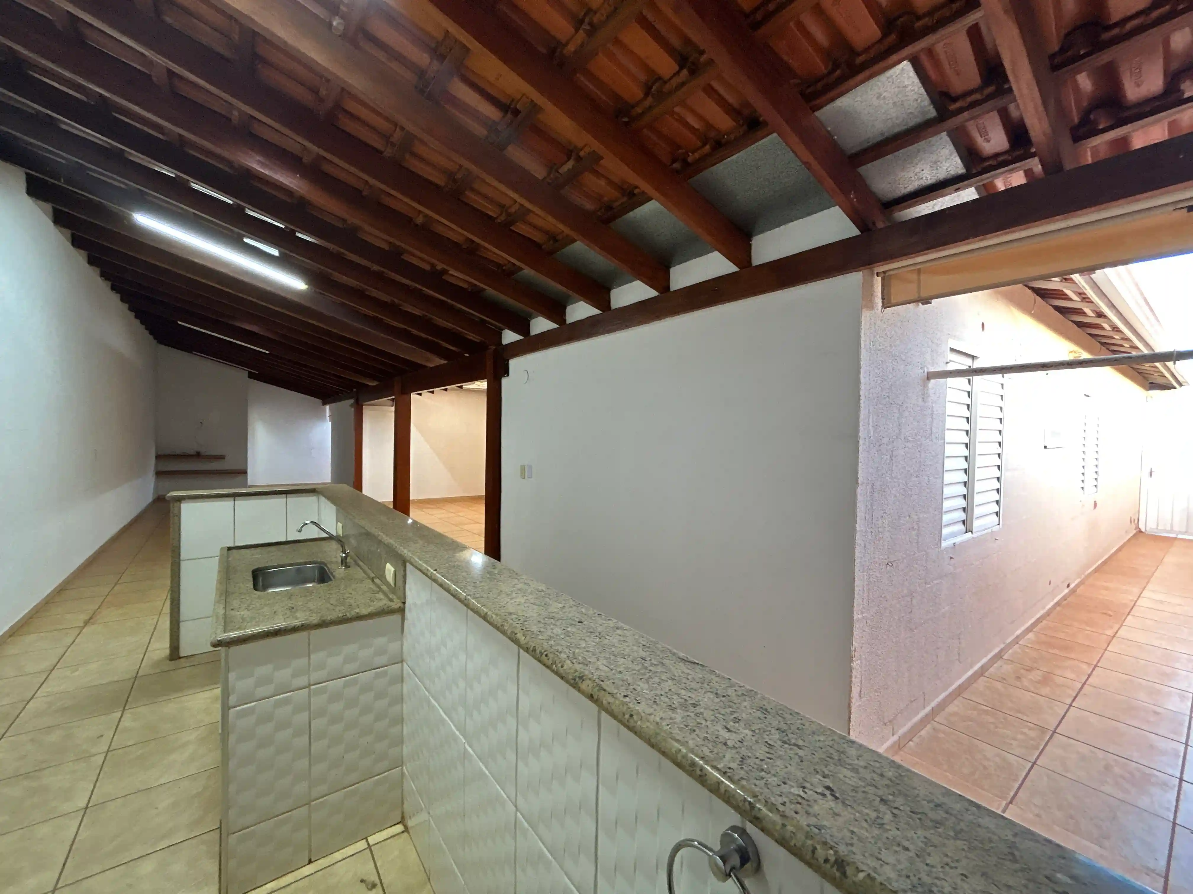 Casa de Condomínio com 5 quartos para aluguel, 300m² — foto 2 de 26