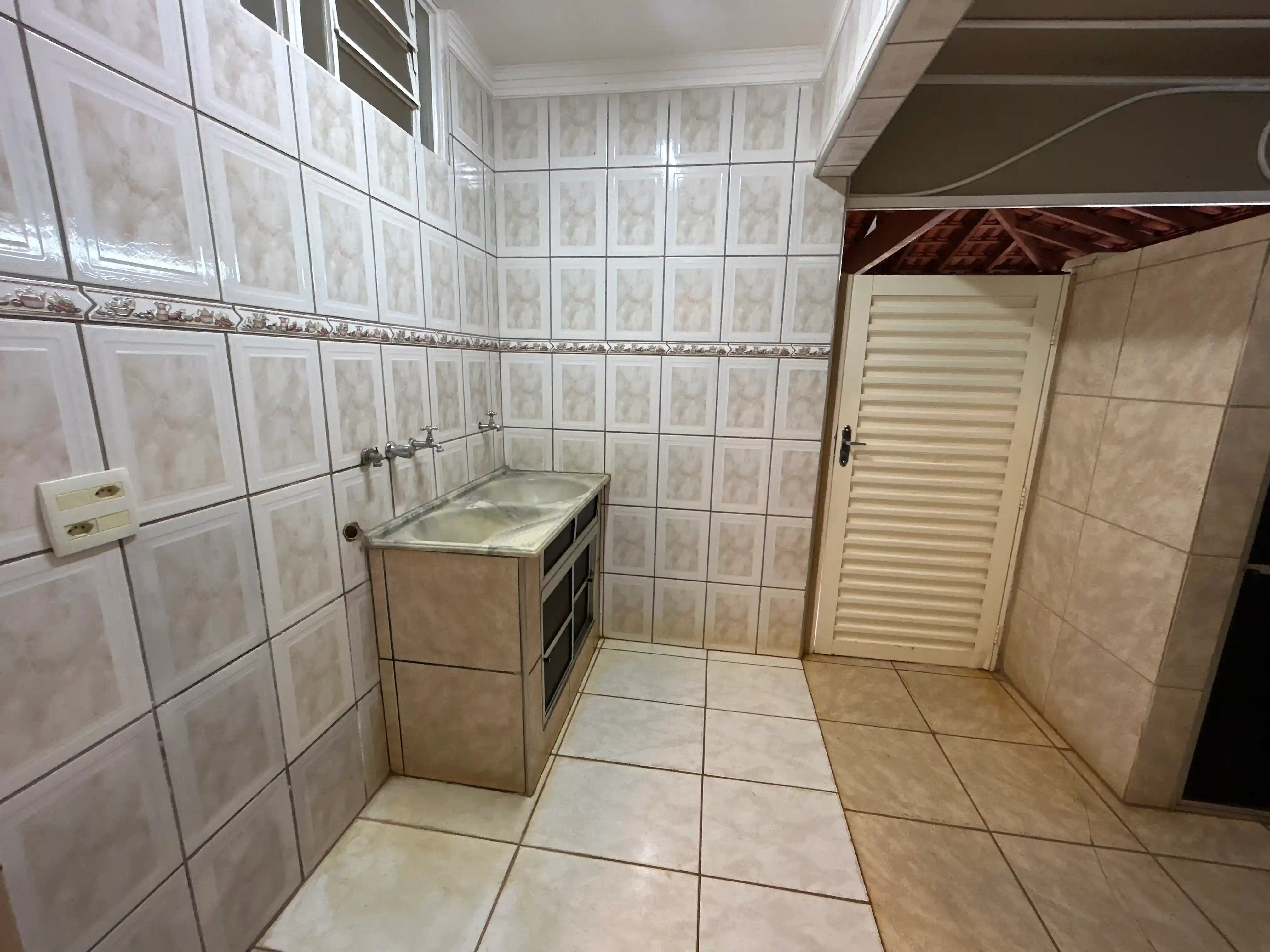 Casa de Condomínio com 5 quartos para aluguel, 300m² — foto 24 de 26
