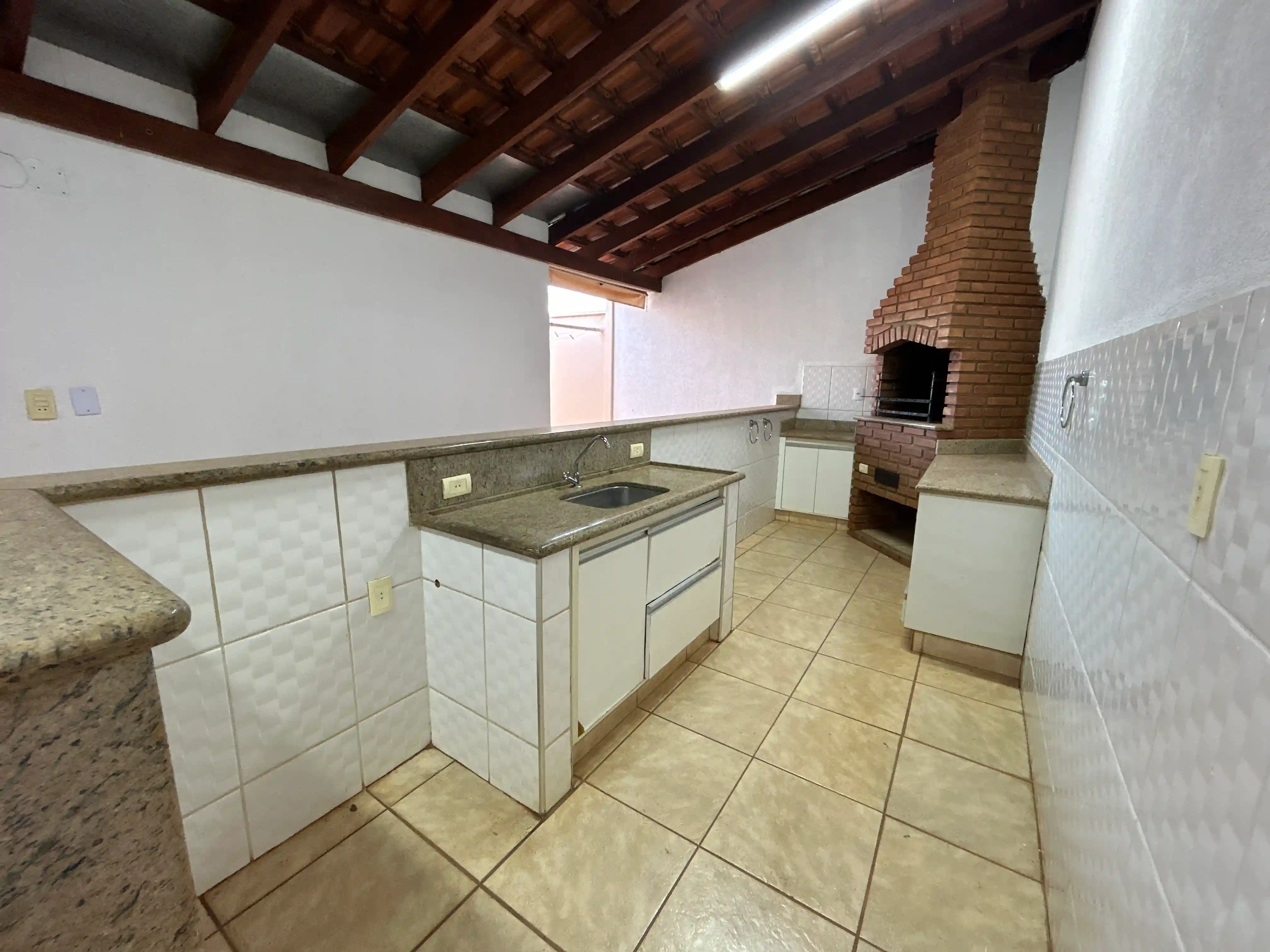 Casa de Condomínio com 5 quartos para aluguel, 300m² — foto 1 de 26