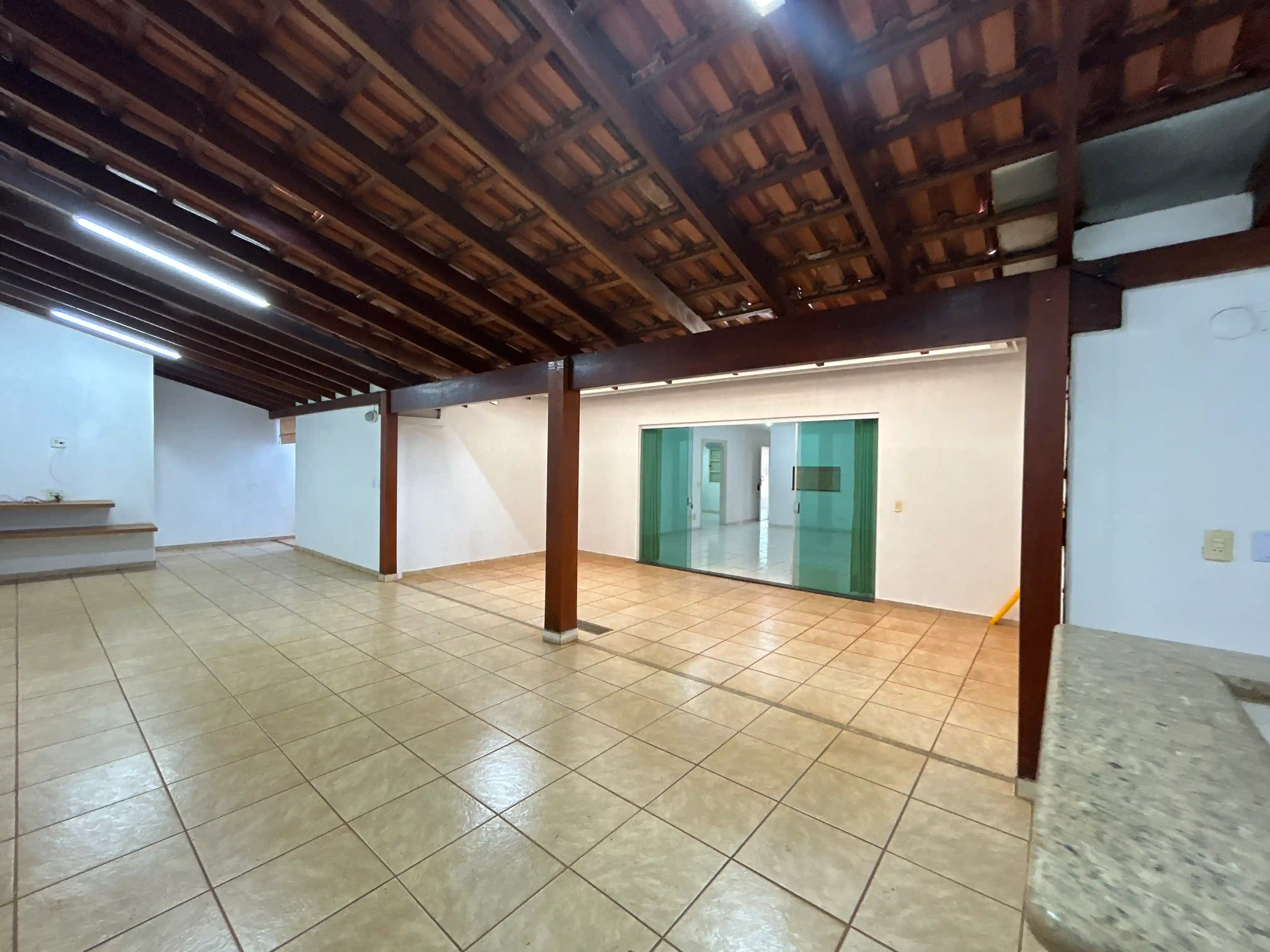 Casa de Condomínio com 5 quartos para aluguel, 300m² — foto 4 de 26