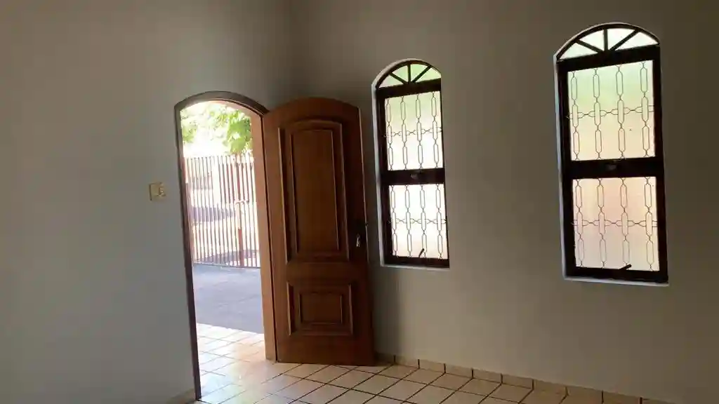 Casa com 3 quartos à venda, 250m² — foto 2 de 3