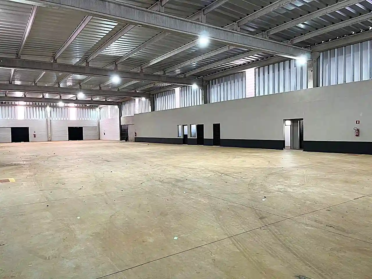 Loja / Salão / Ponto Comercial  para aluguel, 1500m² — foto 2 de 43