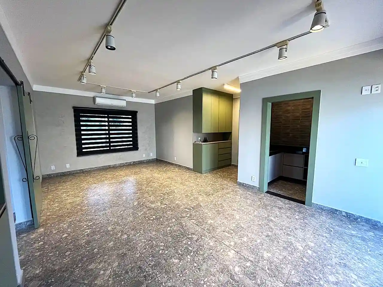 Loja / Salão / Ponto Comercial  para aluguel, 1500m² — foto 18 de 43